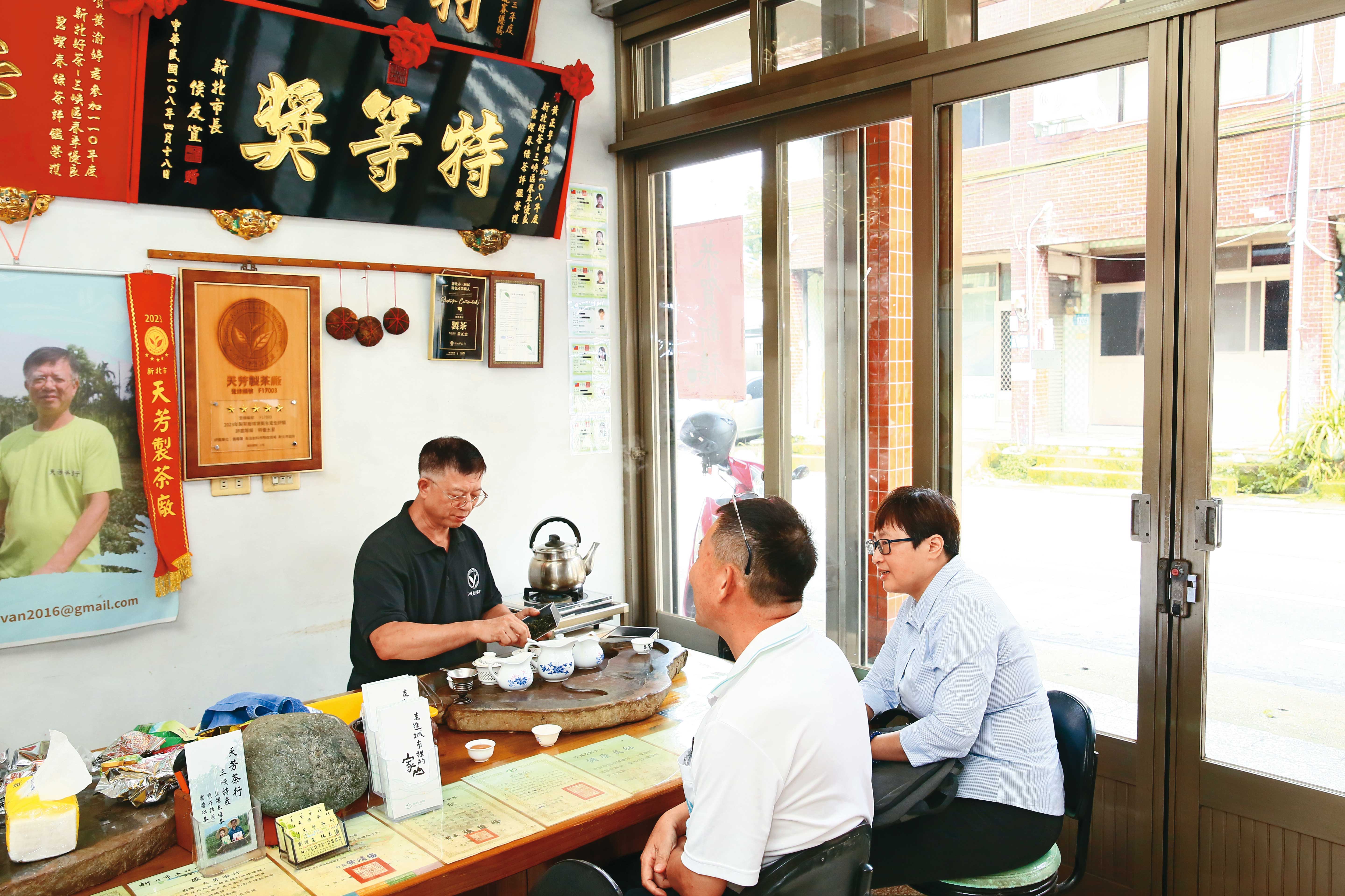 老茶人黃正忠（左）樸質好客，守著茶行店面和代代相傳的茶園。