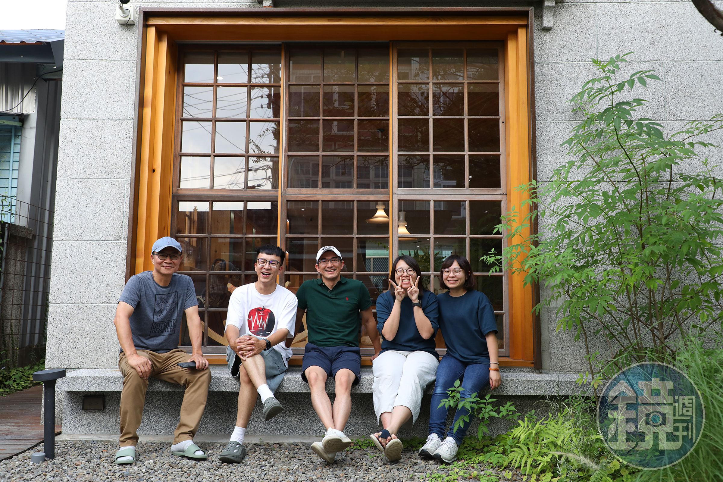 或者山旅的工作夥伴由管家兼在地導覽一把手鑫哥（左起）、管家兼社群經營睿軒、鴻梅文創旅宿部門總監黃暉智、管家欣芸和店長阿班共同組成。