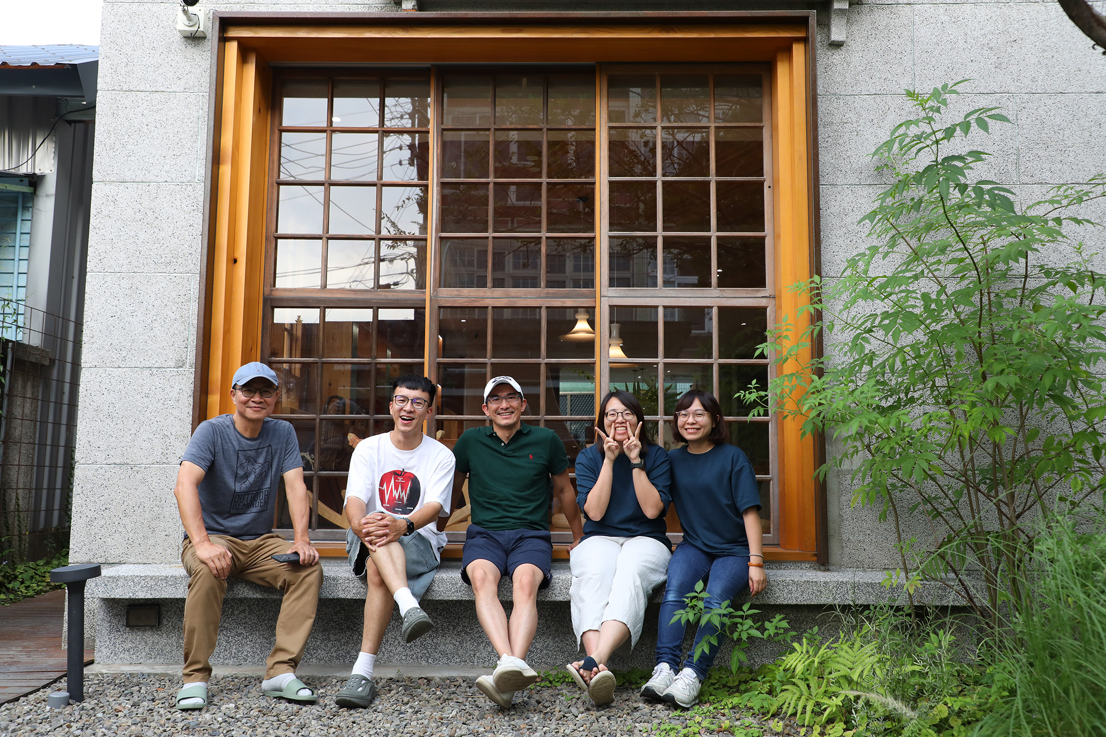 或者山旅的工作夥伴由管家兼在地導覽一把手鑫哥（左起）、管家兼社群經營睿軒、鴻梅文創旅宿部門總監黃暉智、管家欣芸和店長阿班共同組成。