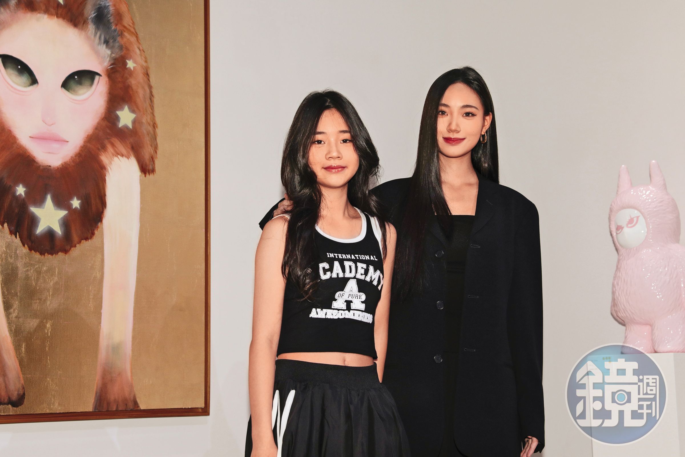小S二女兒Lily(右)日前開畫展,吸引演藝圈名流爭相觀賞、購買。左為許老三(許曦恩)。