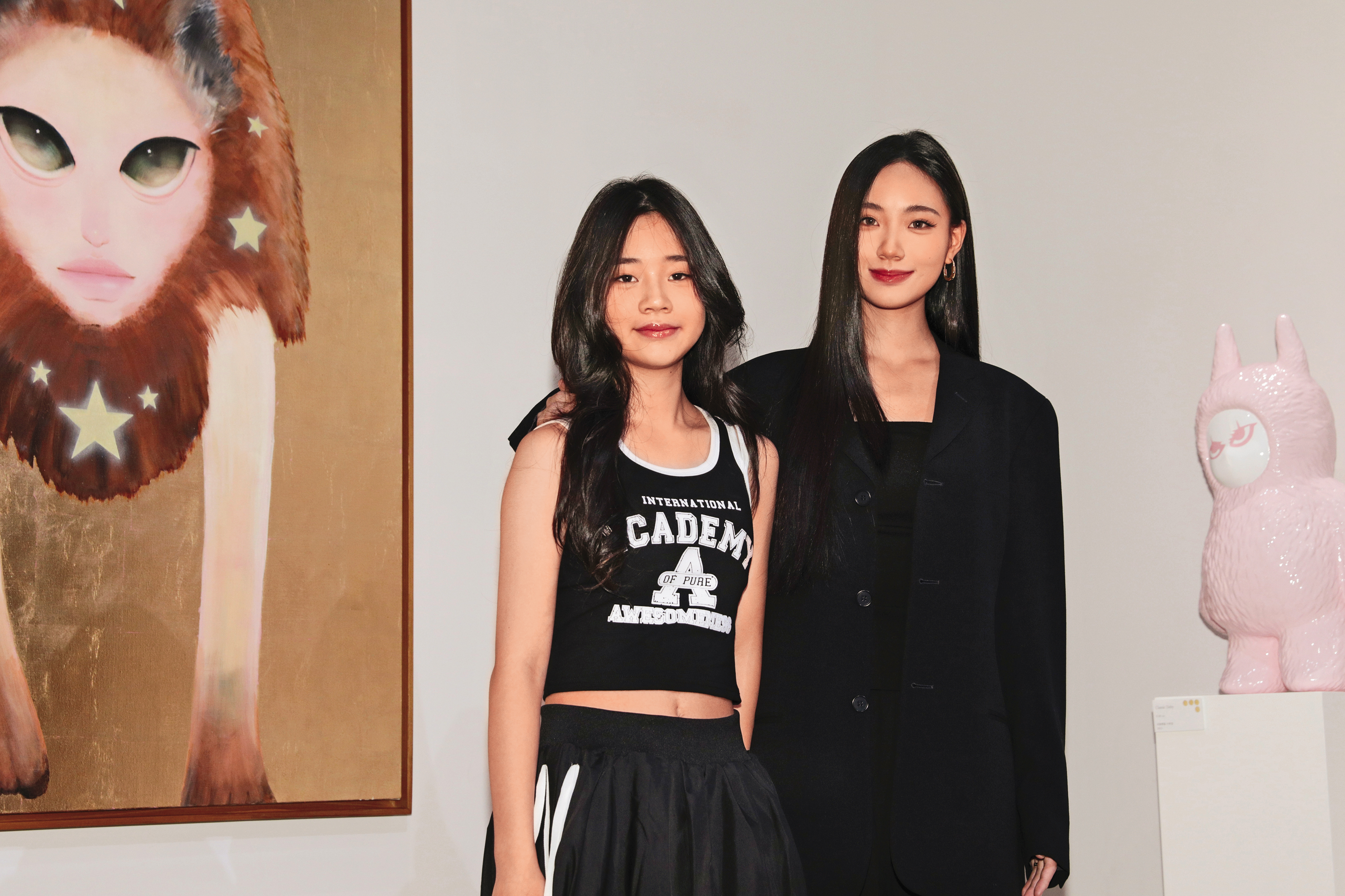 小S二女兒Lily（右）日前開畫展，吸引演藝圈名流爭相觀賞、購買。左為許老三（許曦恩）。