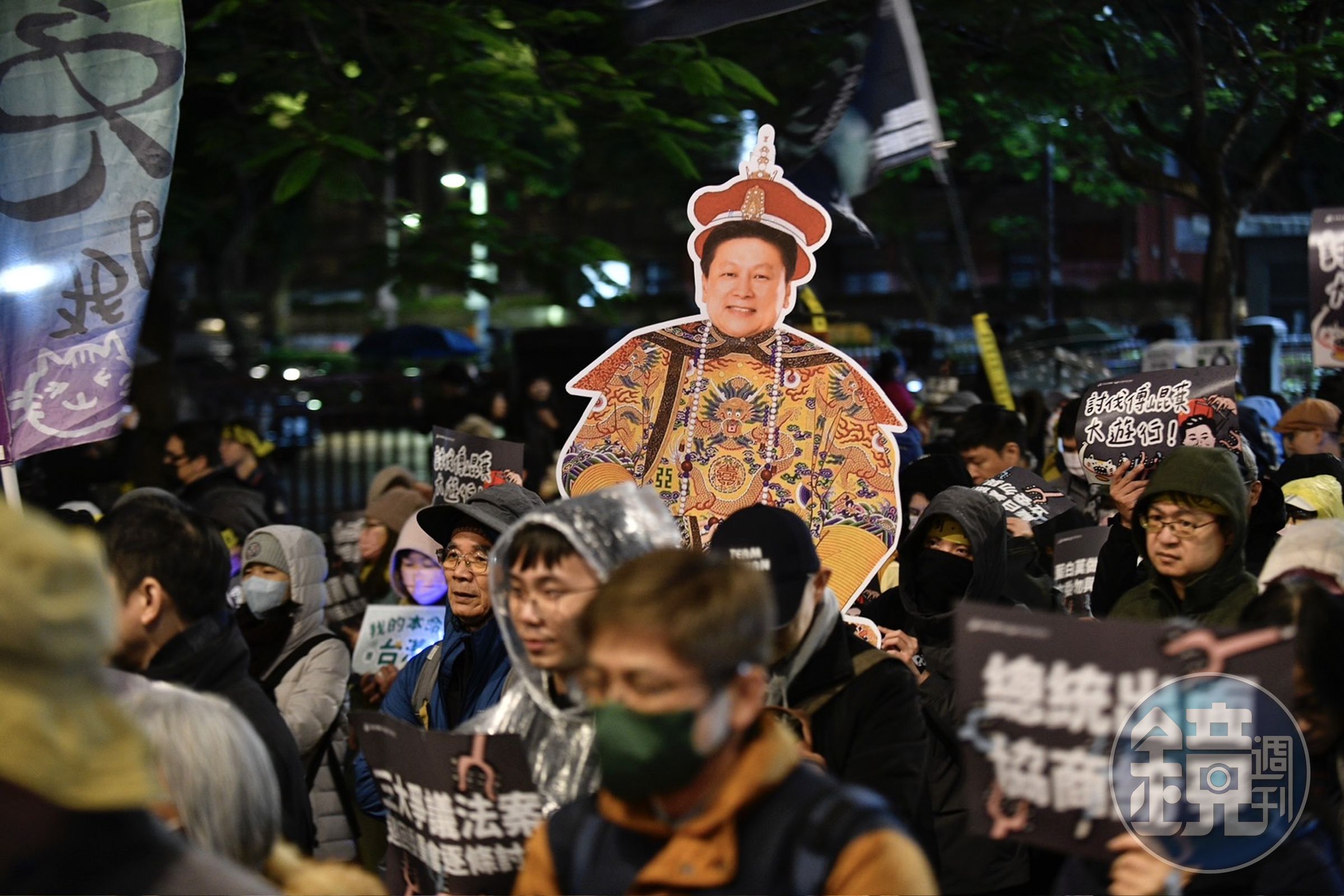 國民黨明天將強渡3大爭議法案,今晚有大批民眾聚集在立法院外,對此表達不滿。