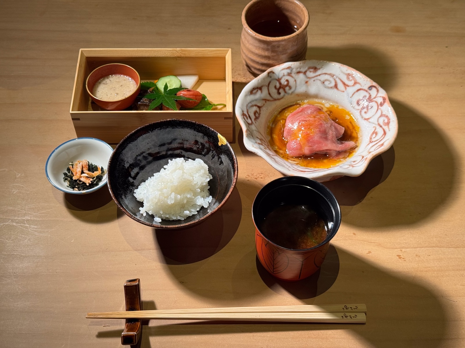 和牛壽喜燒加上現炊土鍋飯的食事，再飽也吃得下。（豊漁餐飲集團提供）