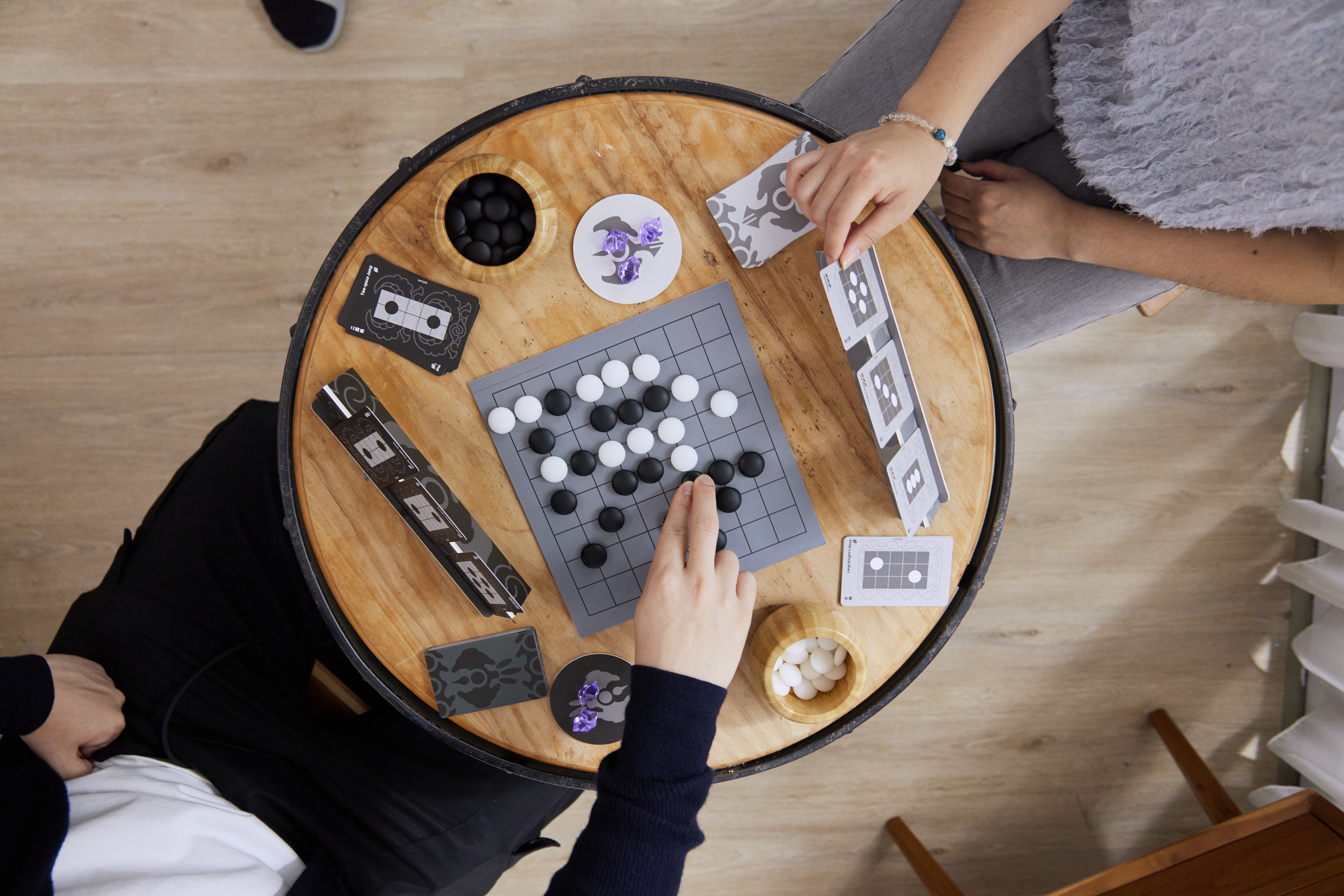 《烏鷺爭霸》玩法取材自圍棋，利用卡牌增加運氣成分與趣味性，藉以降低圍棋學習門檻。（黑嘉嘉圍棋提供）