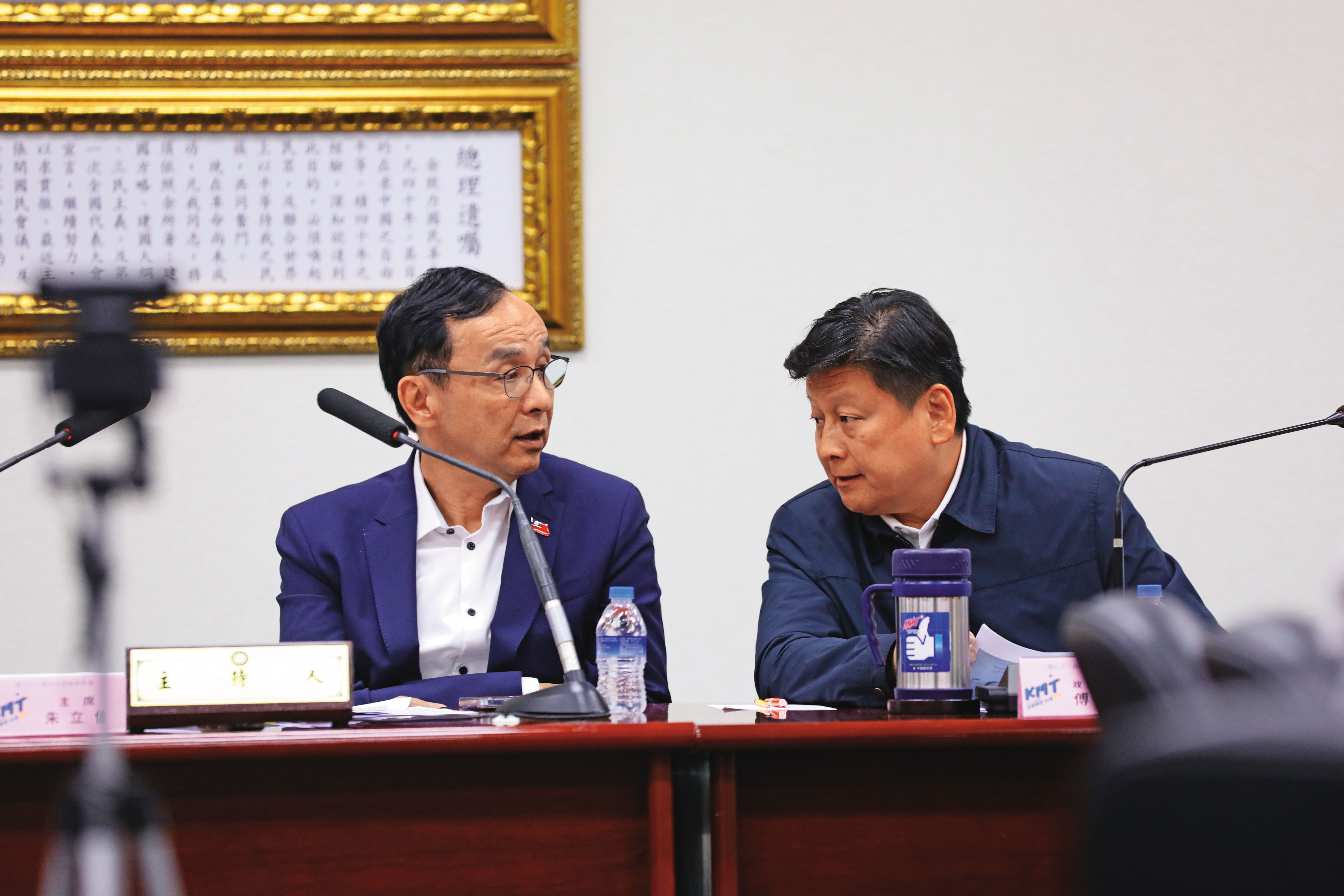 藍營黨內要角接續訪中，主席朱立倫（左）則規劃下半年訪美，凸顯「親美和陸」路線。右為傅崐萁。