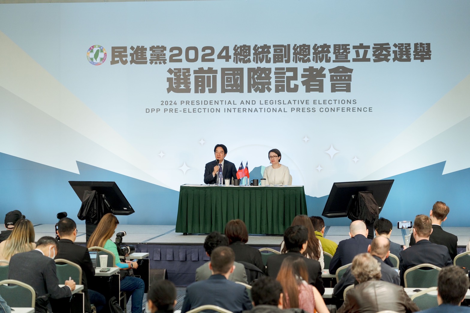賴清德說明，他與蕭美琴將延續蔡英文總統過往深受國際肯定的政策，主張雙管齊下，強調和平無價、戰爭沒有贏家。（賴清德團隊提供）