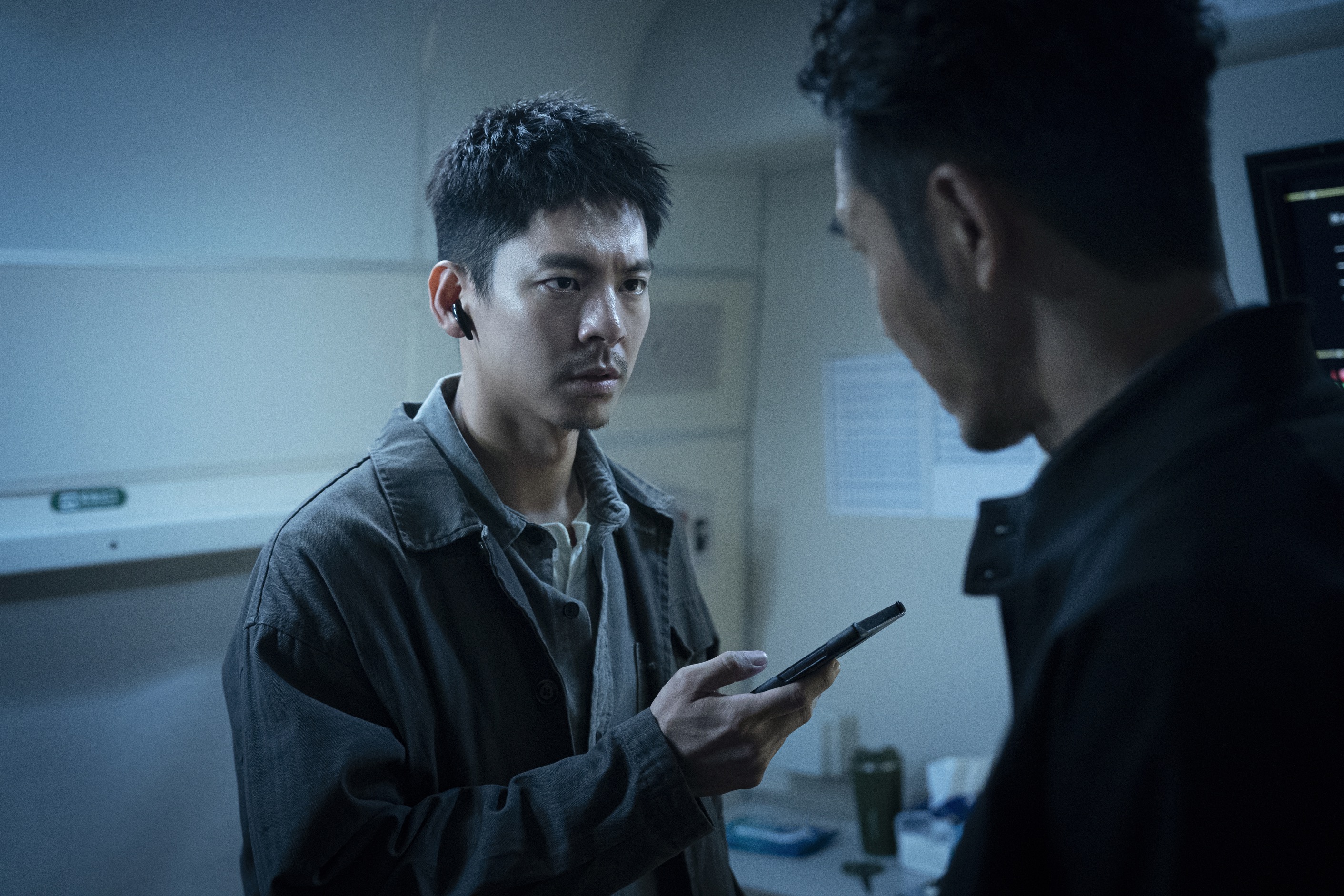 林柏宏（左）在《96分鐘》飾演拆彈專家，為此曬黑、增重。  （華影國際提供）