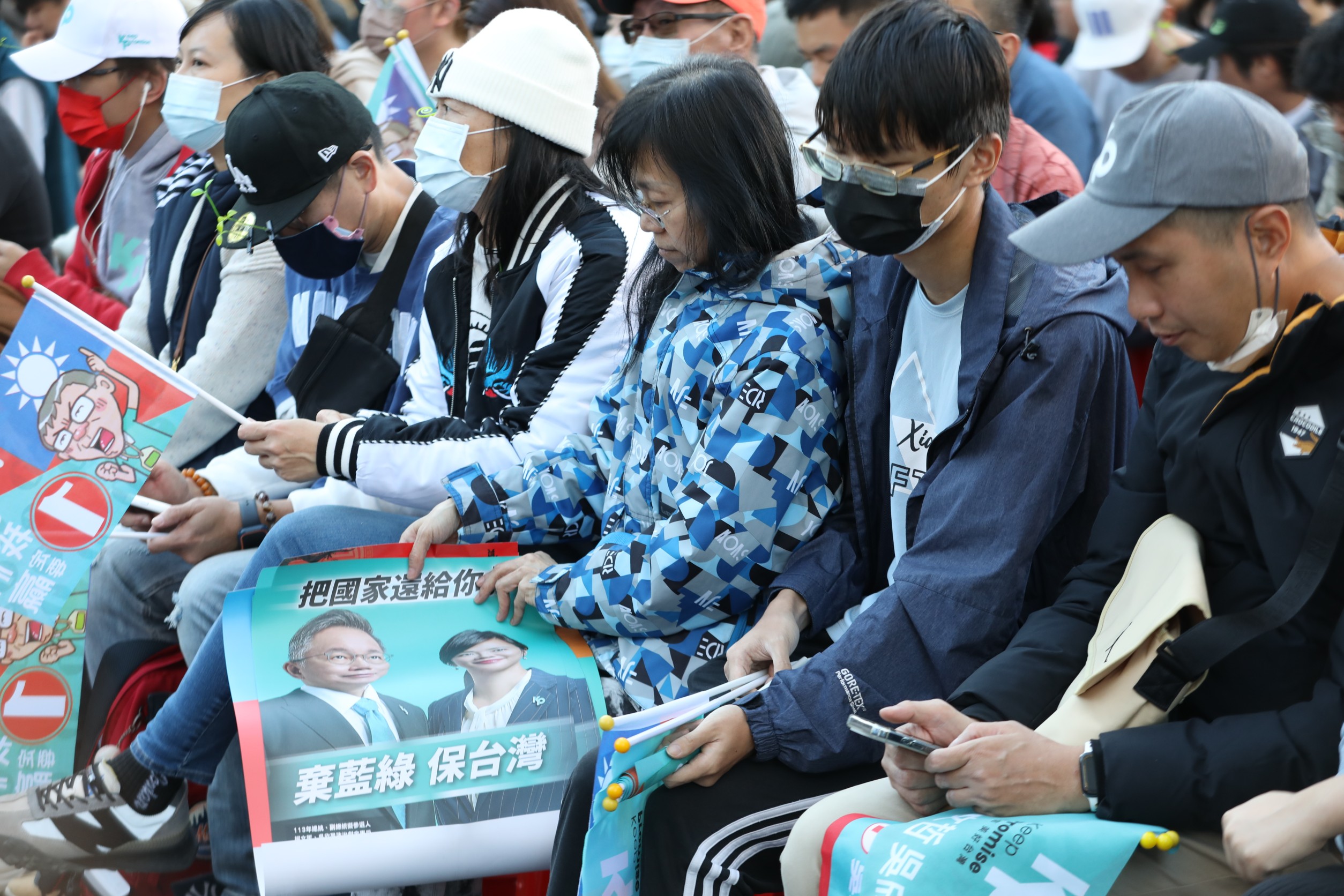 柯文哲支持者緊盯開票進度。