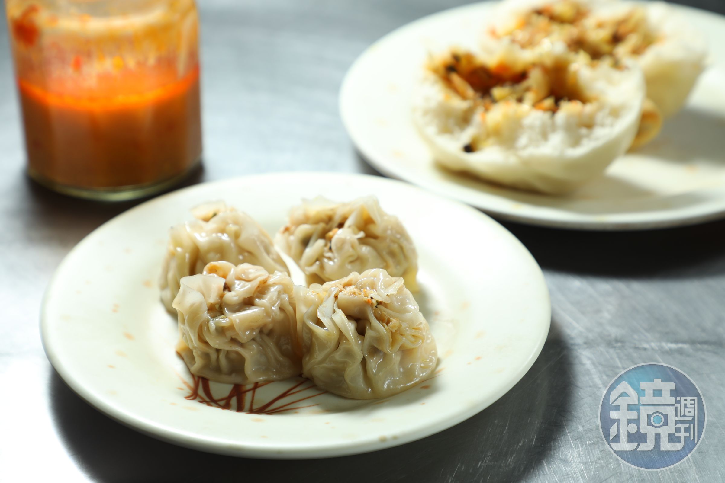 每桌幾乎都有點一份的「燒賣」(前,55元/4粒)與素食者可美味享用的「菜包」(後,25元/個)。