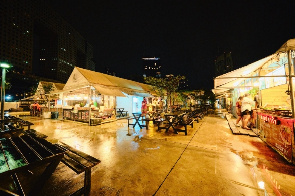電影在泰國許多知名景點拍攝，包含觀光客熱愛的夜市也入鏡。（翻攝自《未完的情歌》IG）