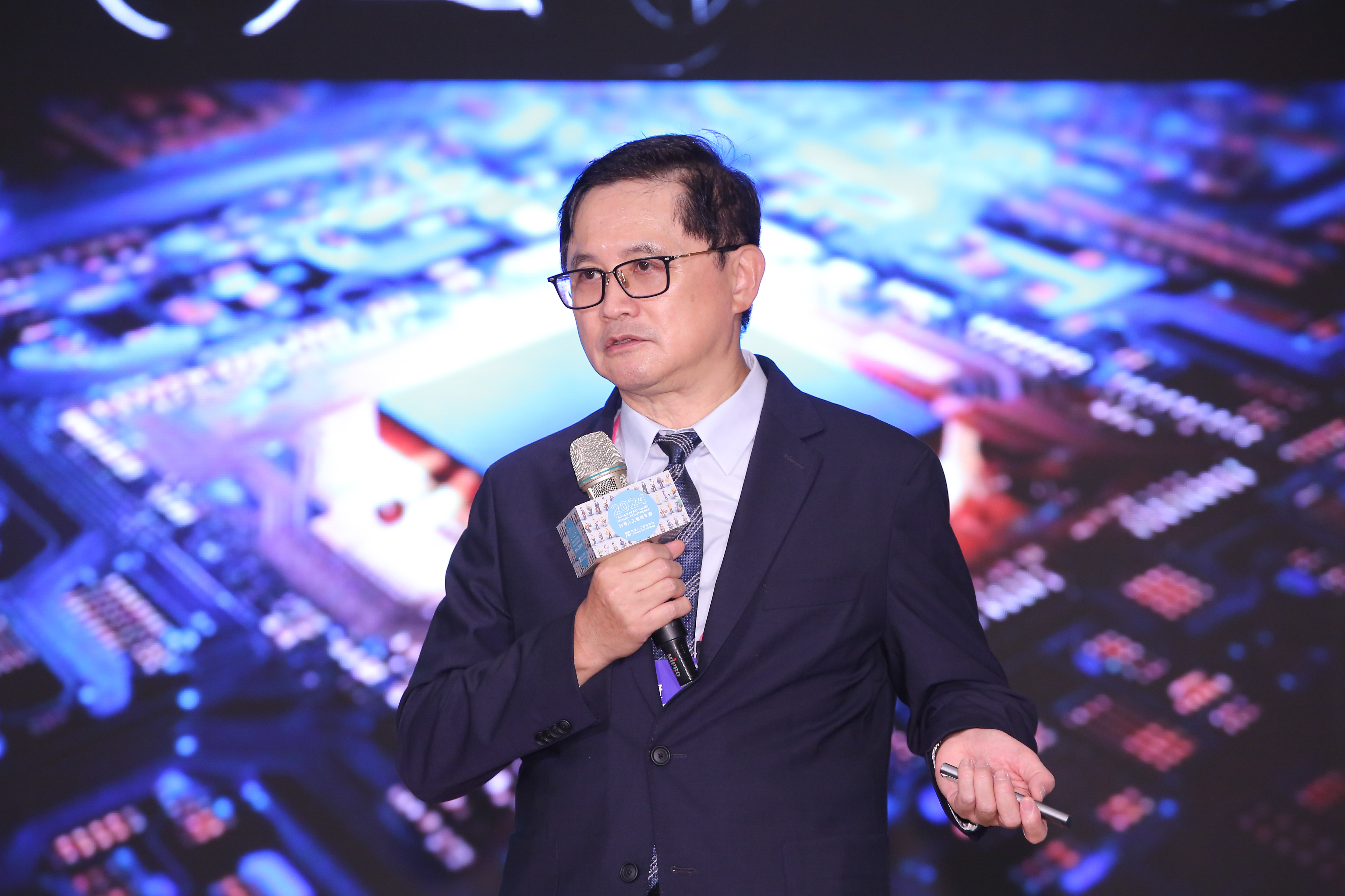 和碩董事長童子賢認為,台灣在科技AI硬體產業優越,還保有未來10年優勢,但發展AI需要強大晶片算力與電力,需強大基礎設施支持。