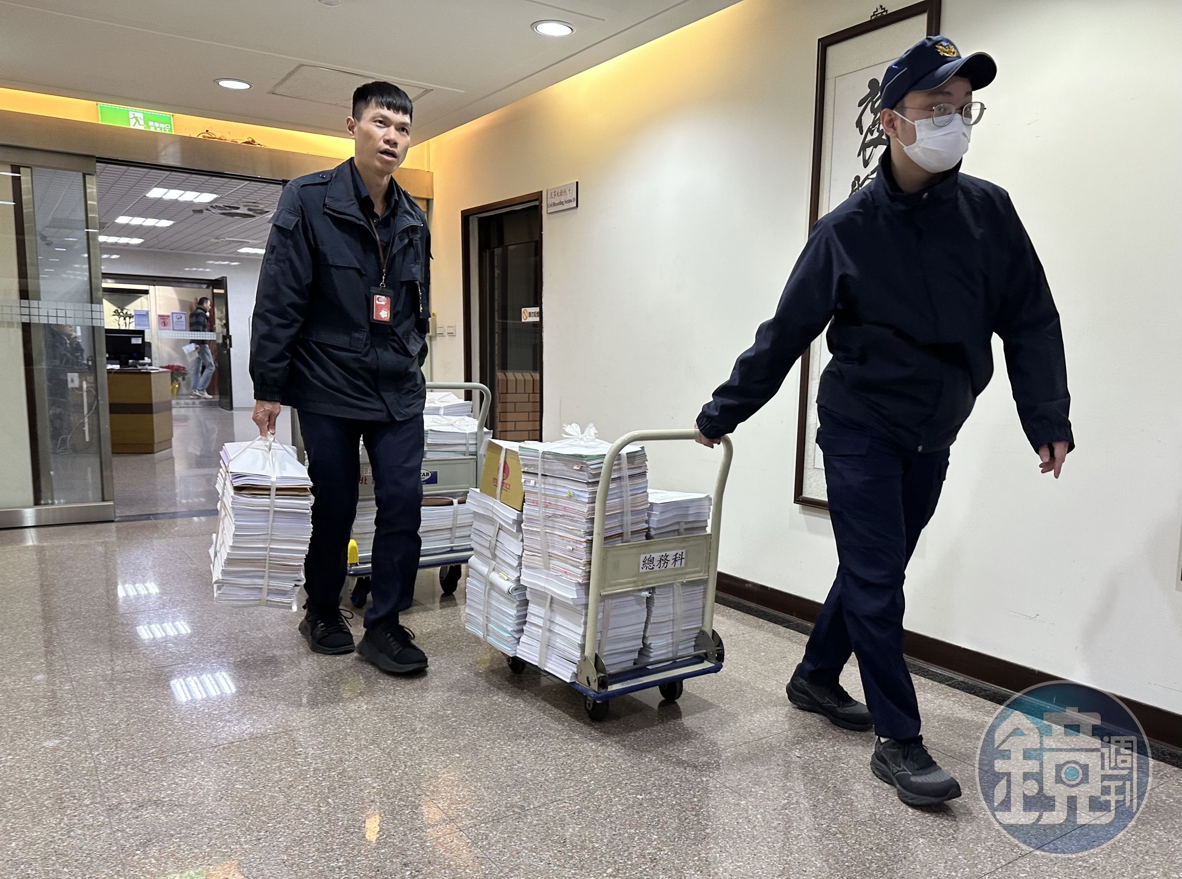 台北地檢署起訴柯文哲,今上午正式將柯文哲貪污及侵佔政治獻金案卷證及在押人犯移送台北地院。