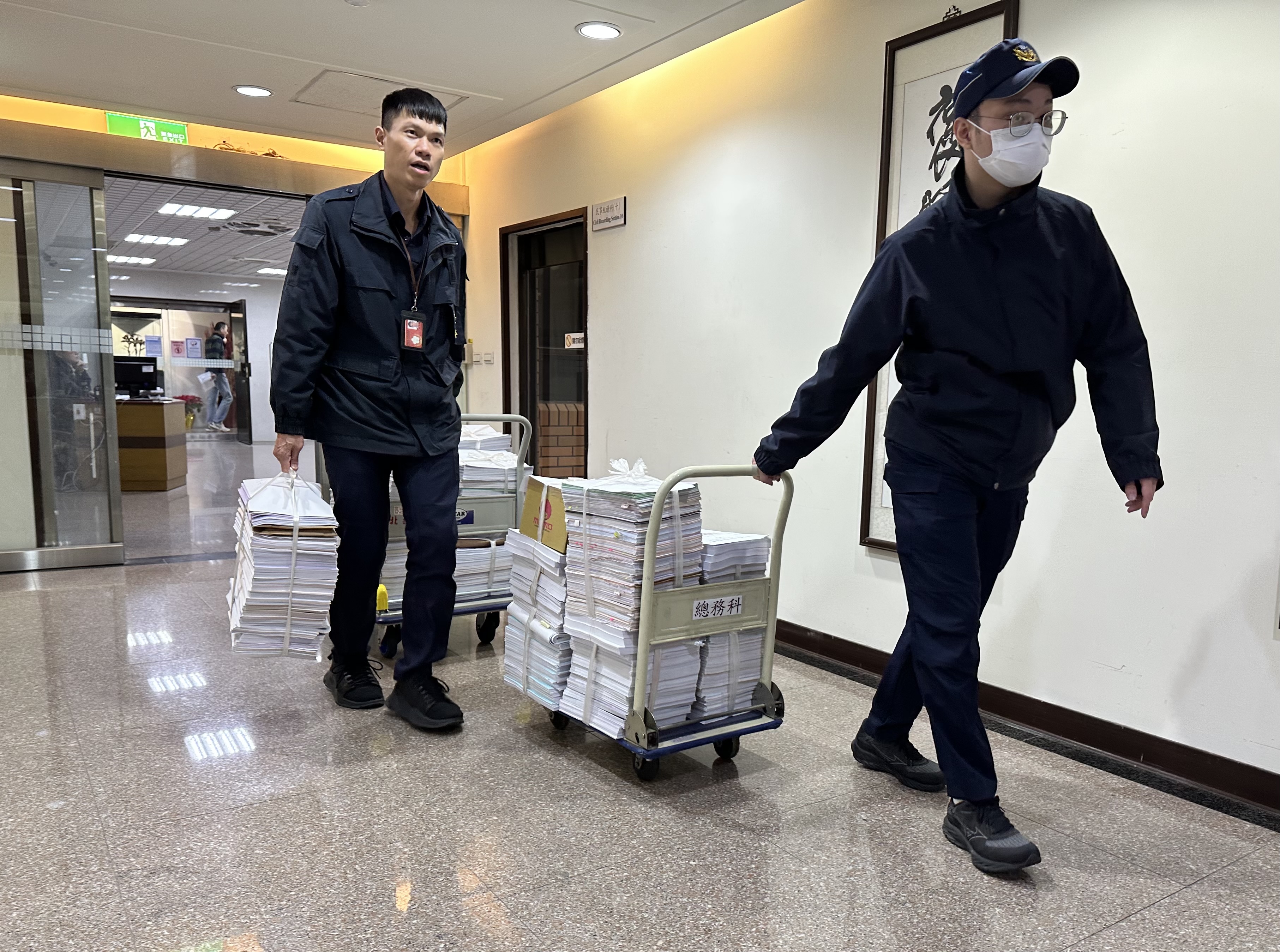 台北地檢署起訴柯文哲，今上午正式將柯文哲貪污及侵佔政治獻金案卷證及在押人犯移送台北地院。