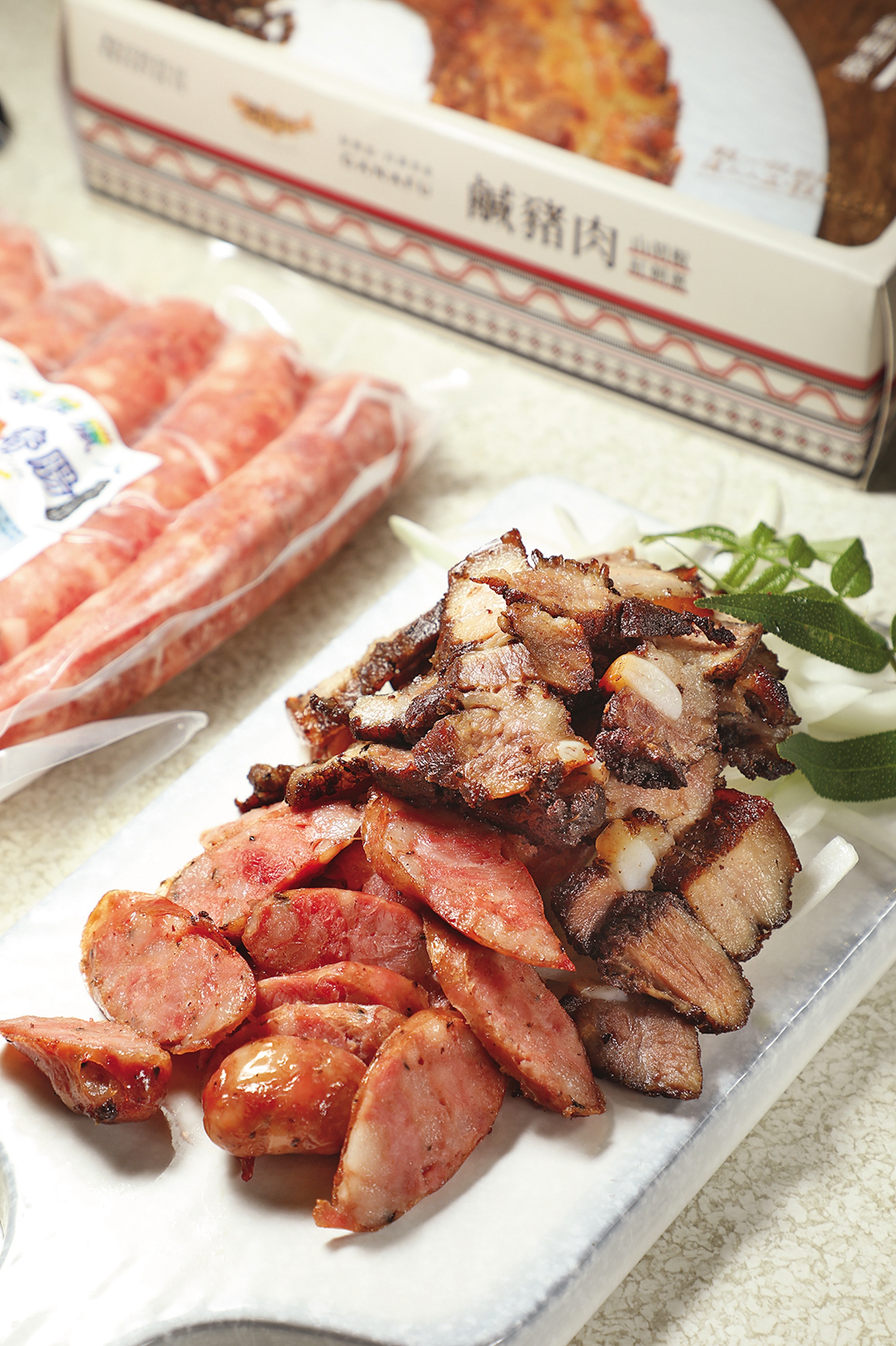 「鹹豬肉與香腸」雙拼是人氣菜色，店家也銷售冷凍包，讓客人可以直接把野味帶回家。（380元／份）