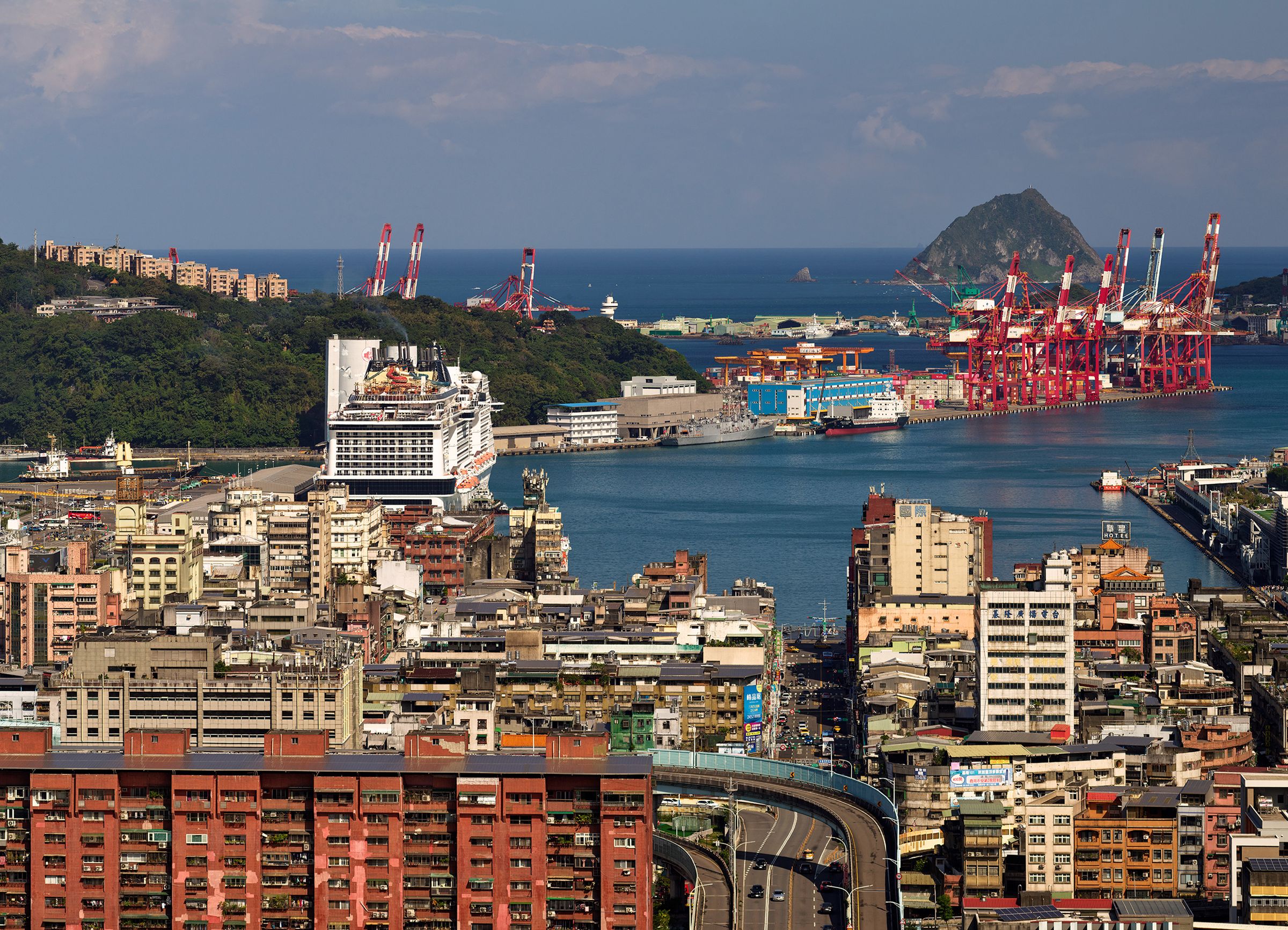 基隆以山海港城交織而成的城市,邁向新的400年。(黃東明攝影)