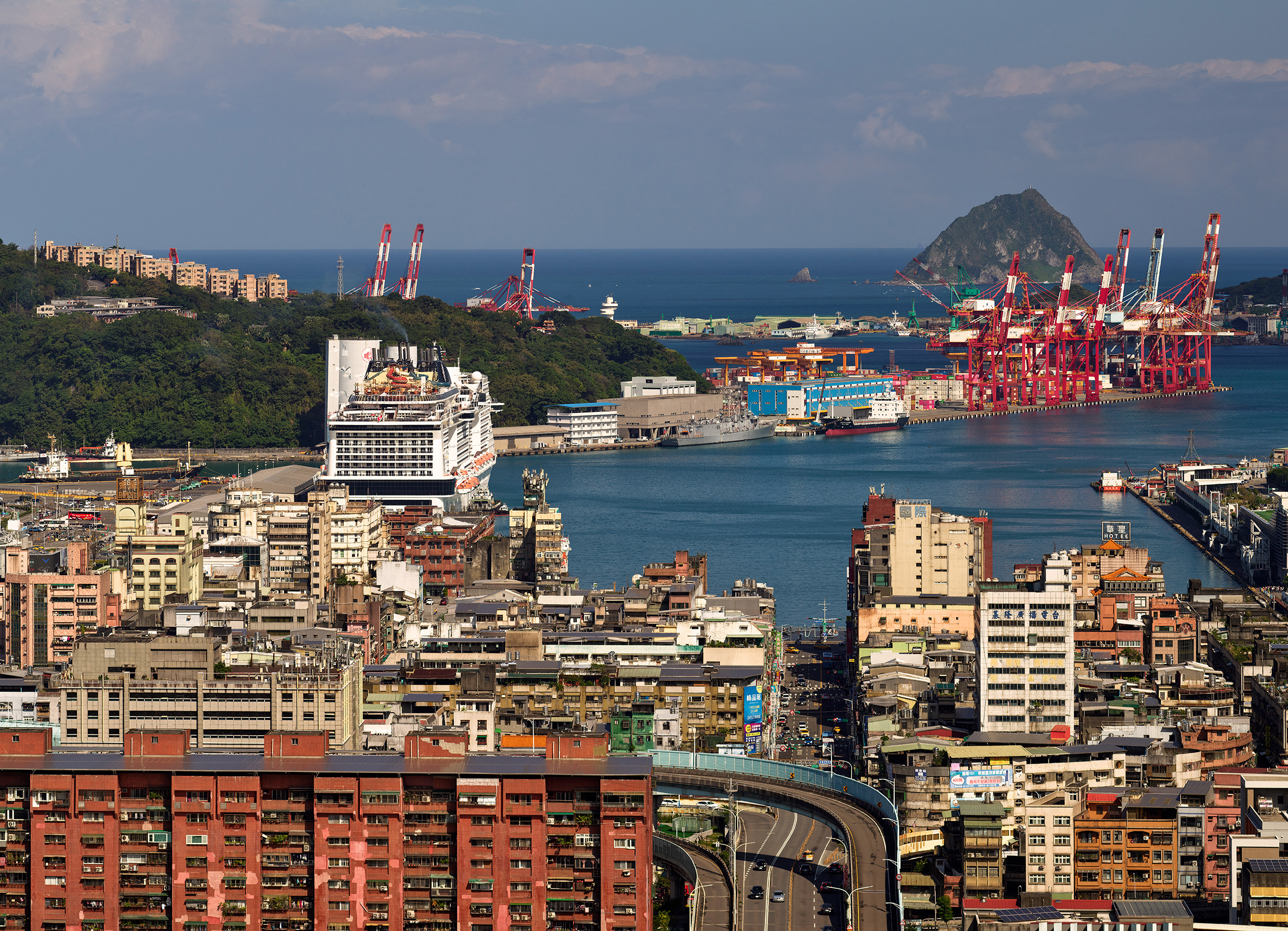基隆以山海港城交織而成的城市,邁向新的400年。(黃東明攝影)