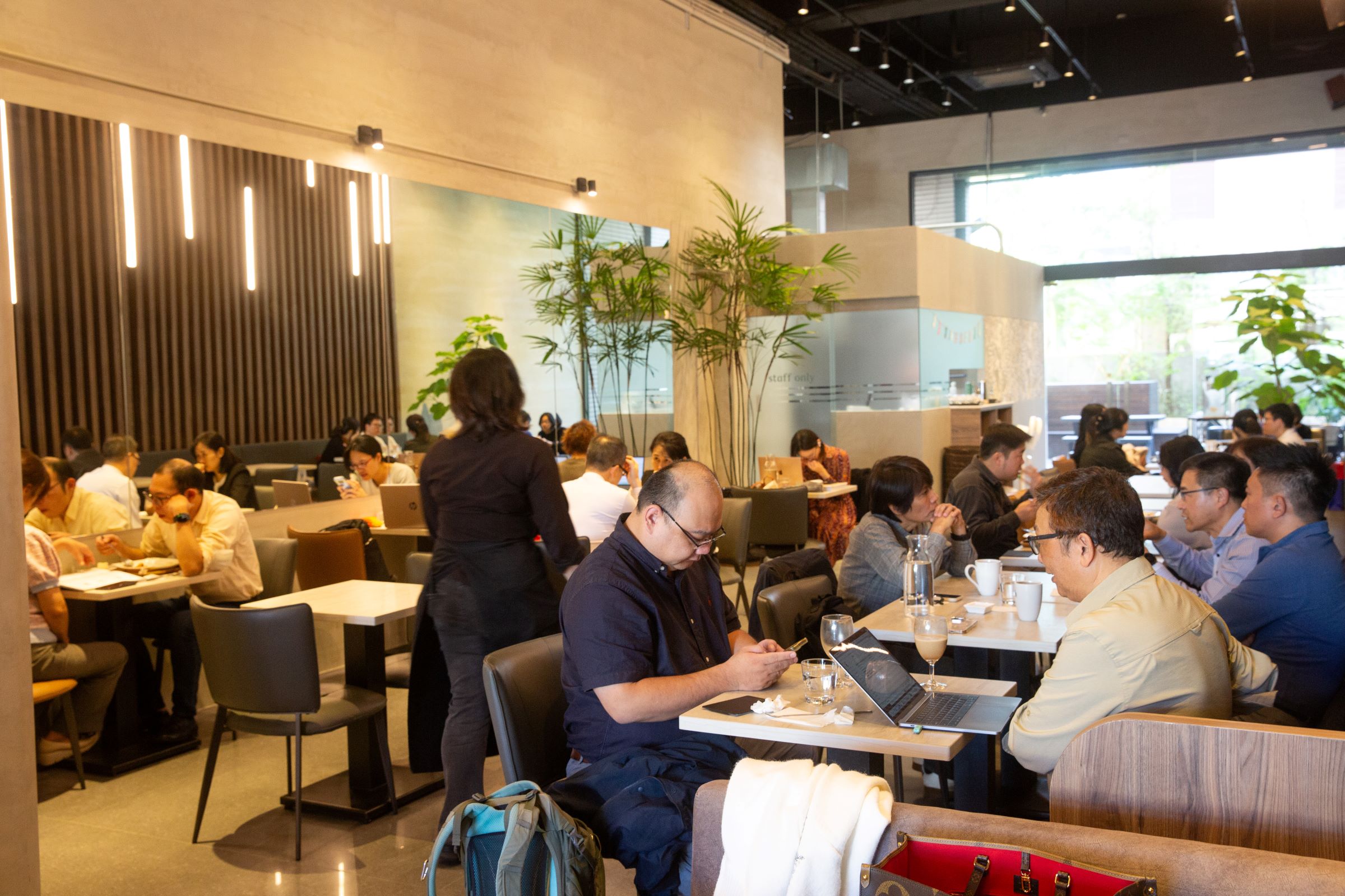 湛盧採複式經營，店內供應特選餐點搭配咖啡，用餐時刻常滿座。總結其咖啡特色即是以「甜蜜點烘焙」，探索出最豐富且和諧的口感。