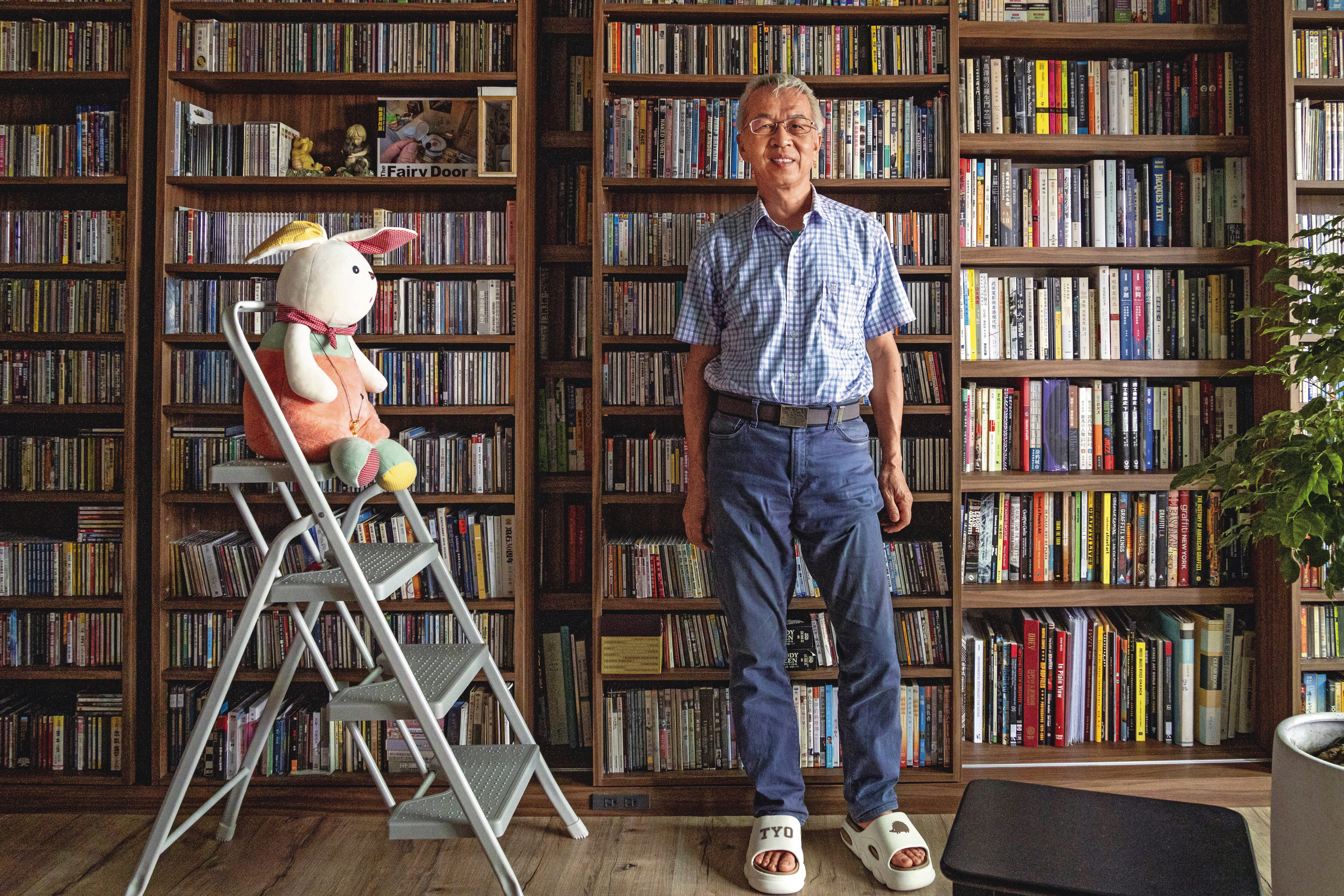 畢恆達家裡有一整牆的雙層櫃，擺滿書跟光碟收藏，臥室、餐廳都有暗櫃，悉心收納他小時候的獎狀、信件、日記，甚至有5歲時的畫。東西極多，但整齊乾淨。