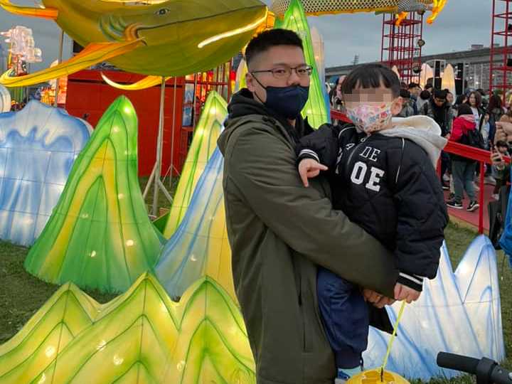 新北市三重街頭13日凌晨發生一起嚴重車禍，毒駕男撞飛警車造成1死4傷，死者包括員警黃瑋震（圖）。（翻攝自施佳汶臉書）