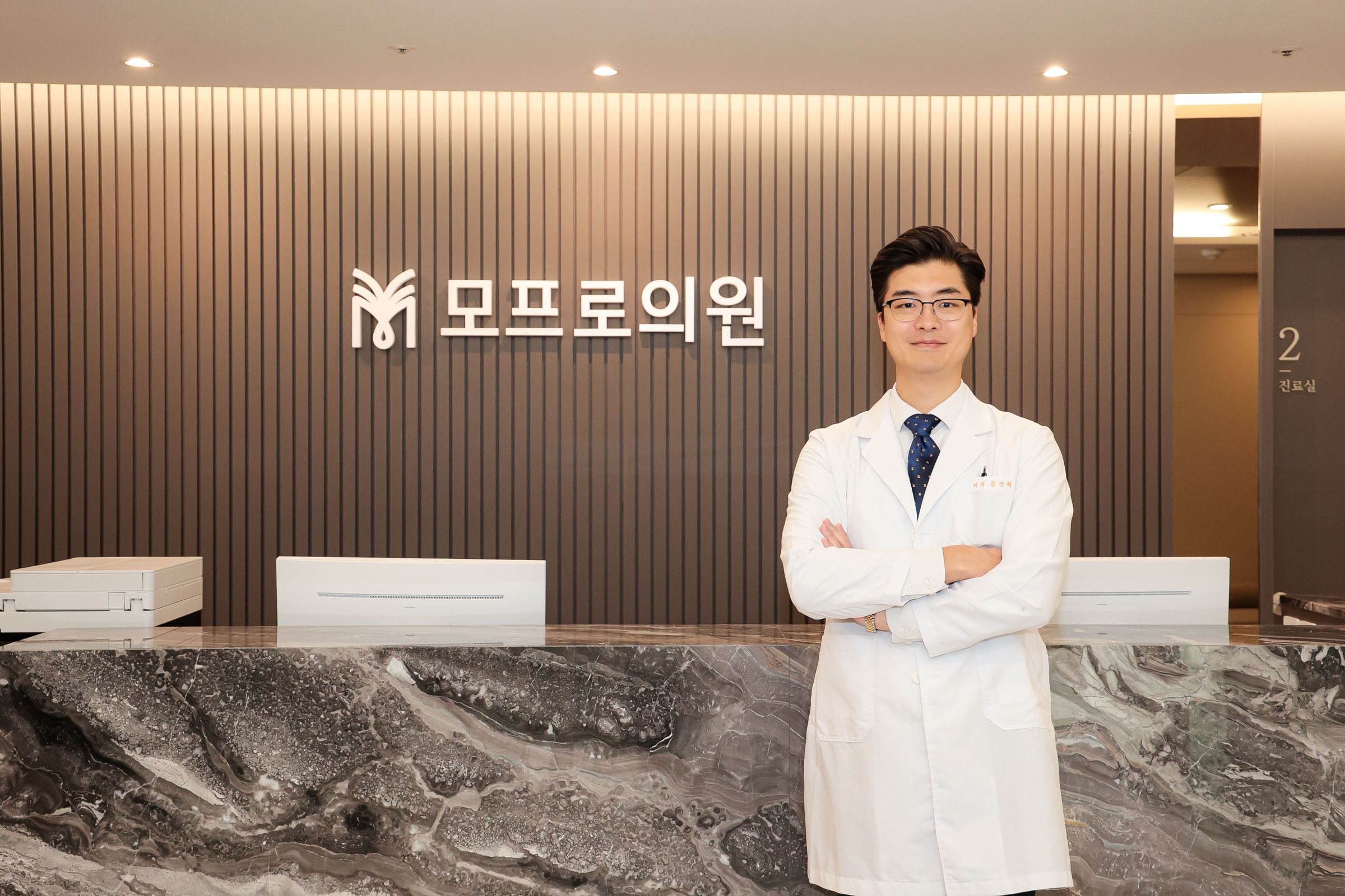 與愛爾麗集團合作的植髮專家文建學（문건학）醫師植髮存活率達95%，擁有15年植髮經驗。