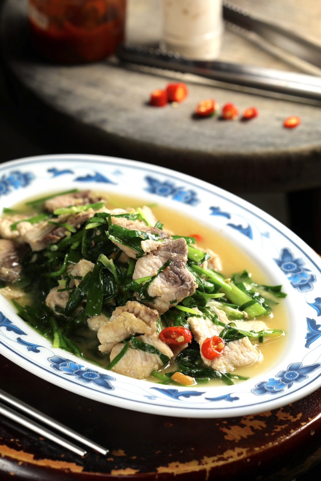 「鯊魚蒜苗」鯊魚肉厚度適中，吃起來嫩度中有Ｑ勁。（份量依人數計算，圖中為300元／約4人份）