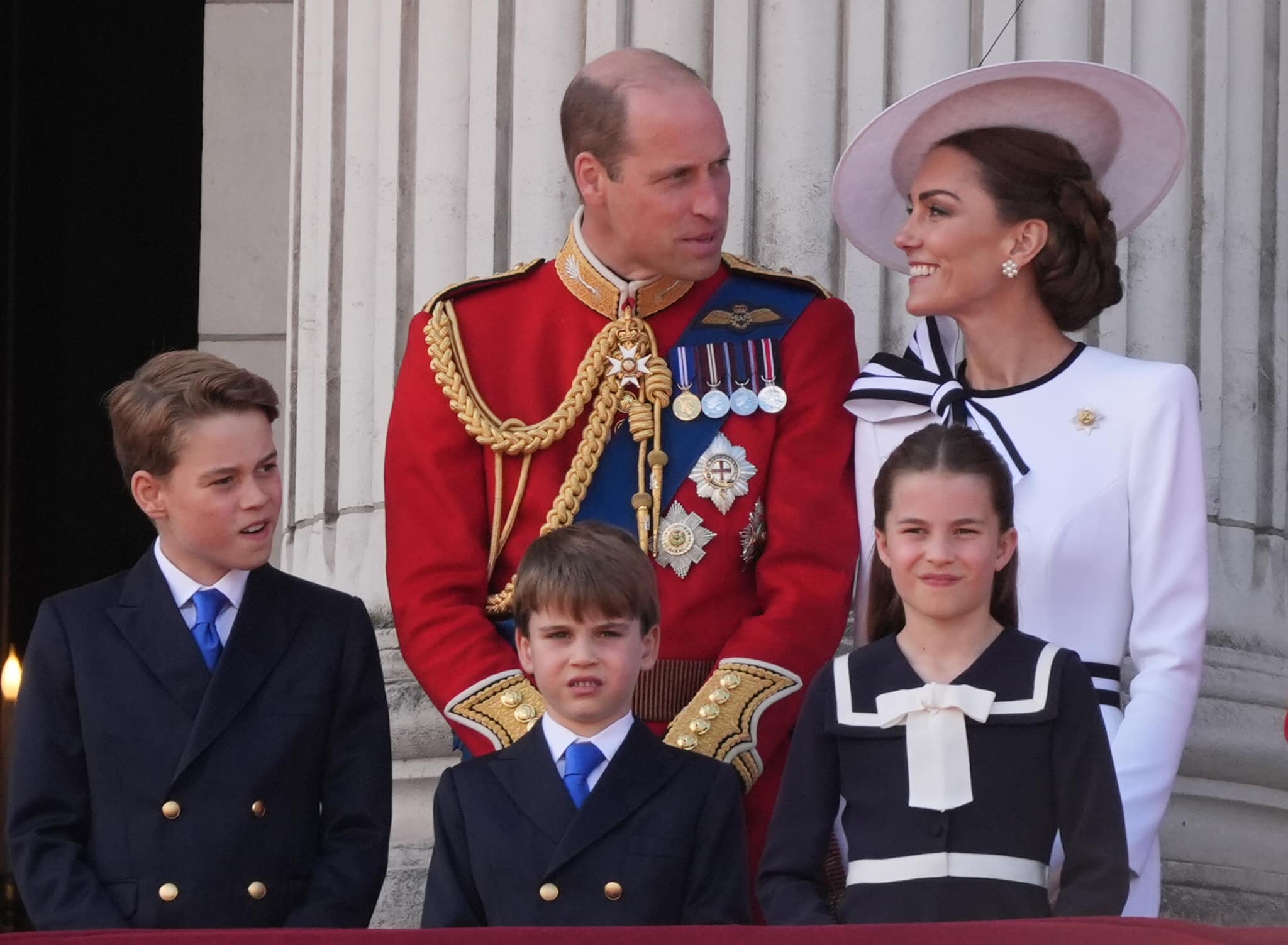凱特王妃與威廉王子一家五口16日現身白金漢宮陽台。（翻攝The Royal Family臉書）