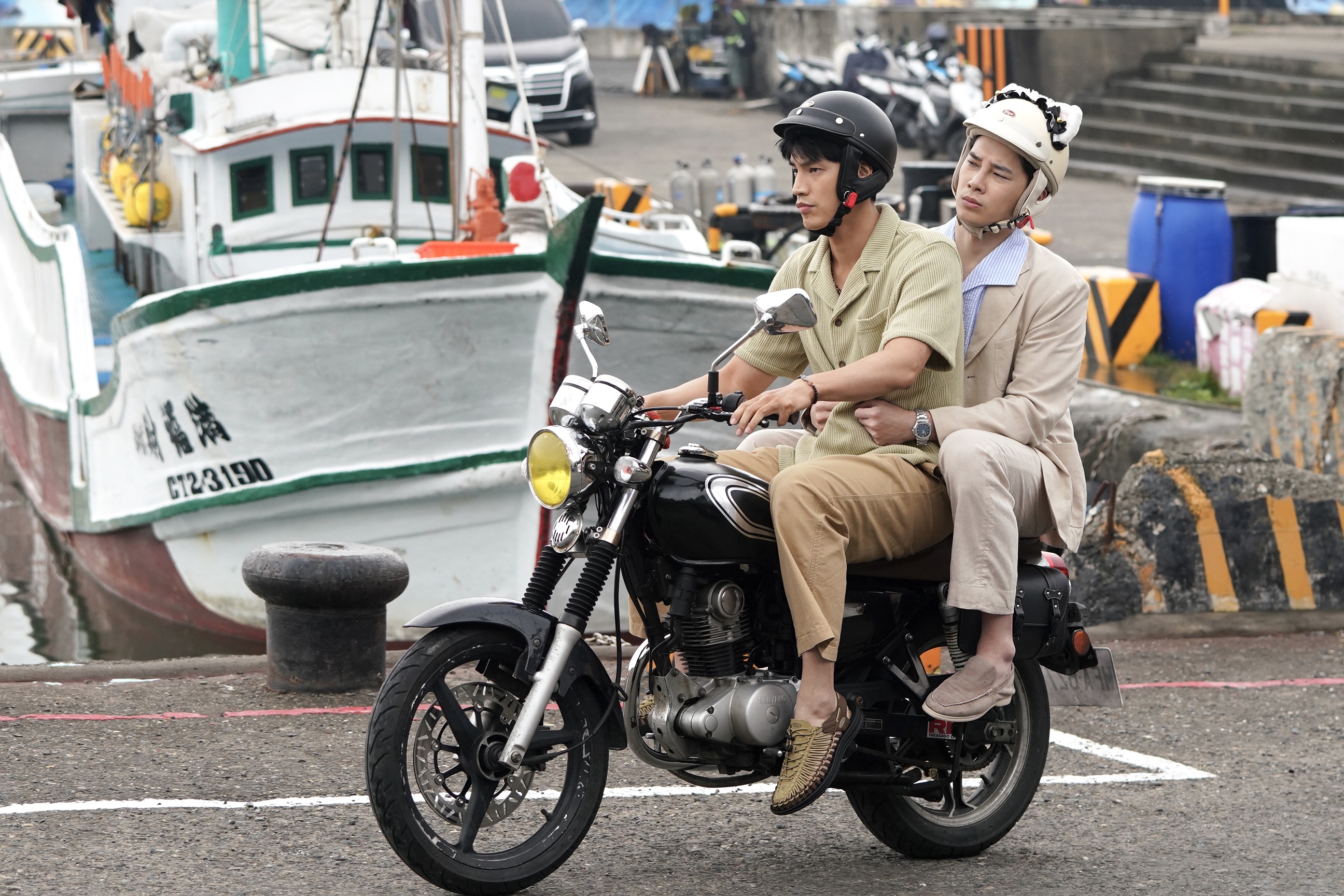 羅宏正雨中騎車載宋偉恩畫面有愛。（答人文創提供）