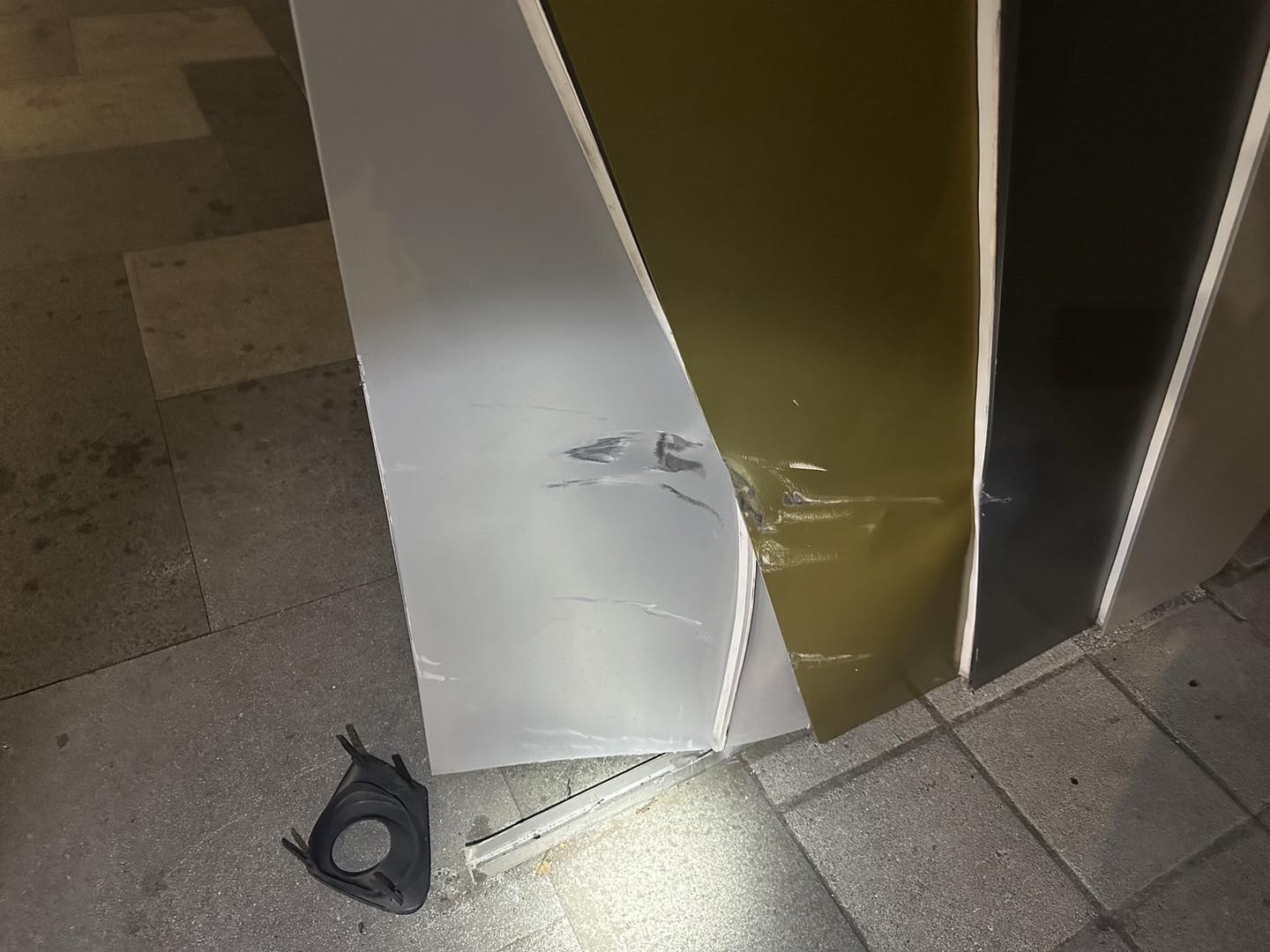 上個月剛啟用的星宇航空公車亭慘遭撞凹。（翻攝自基隆市警察局臉書）