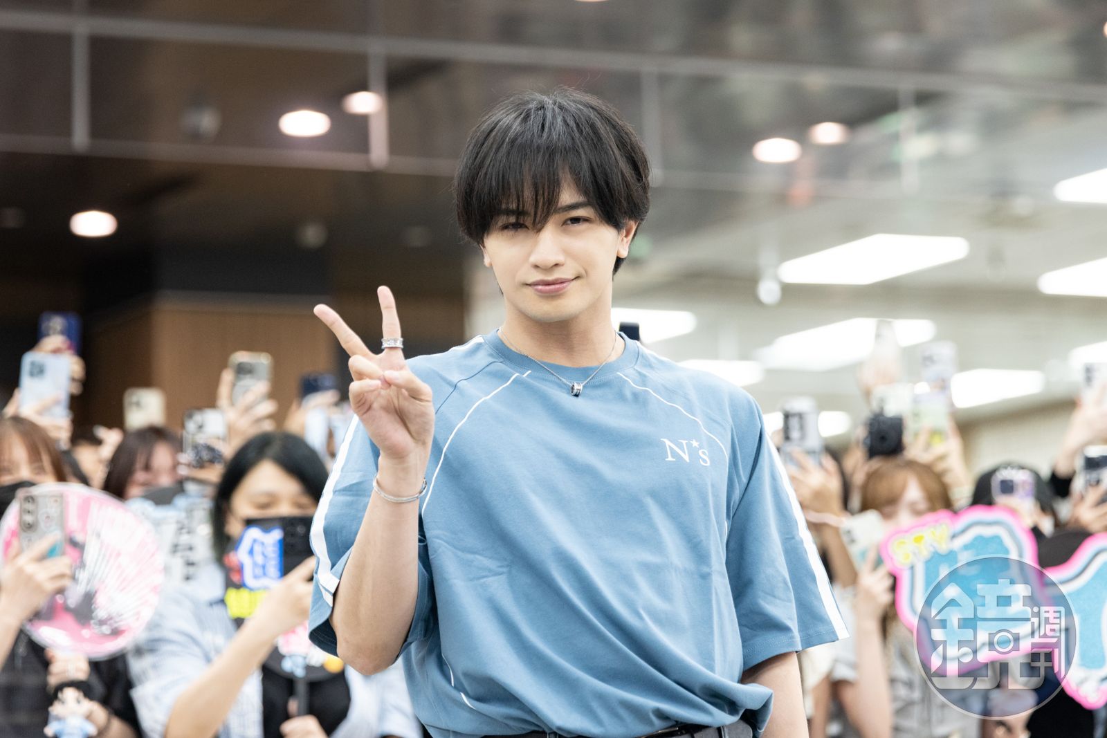 直擊》被cue「Sexy Thank you」秒比手勢 中島健人包掛「卡通青眼白龍」帥氣抵台