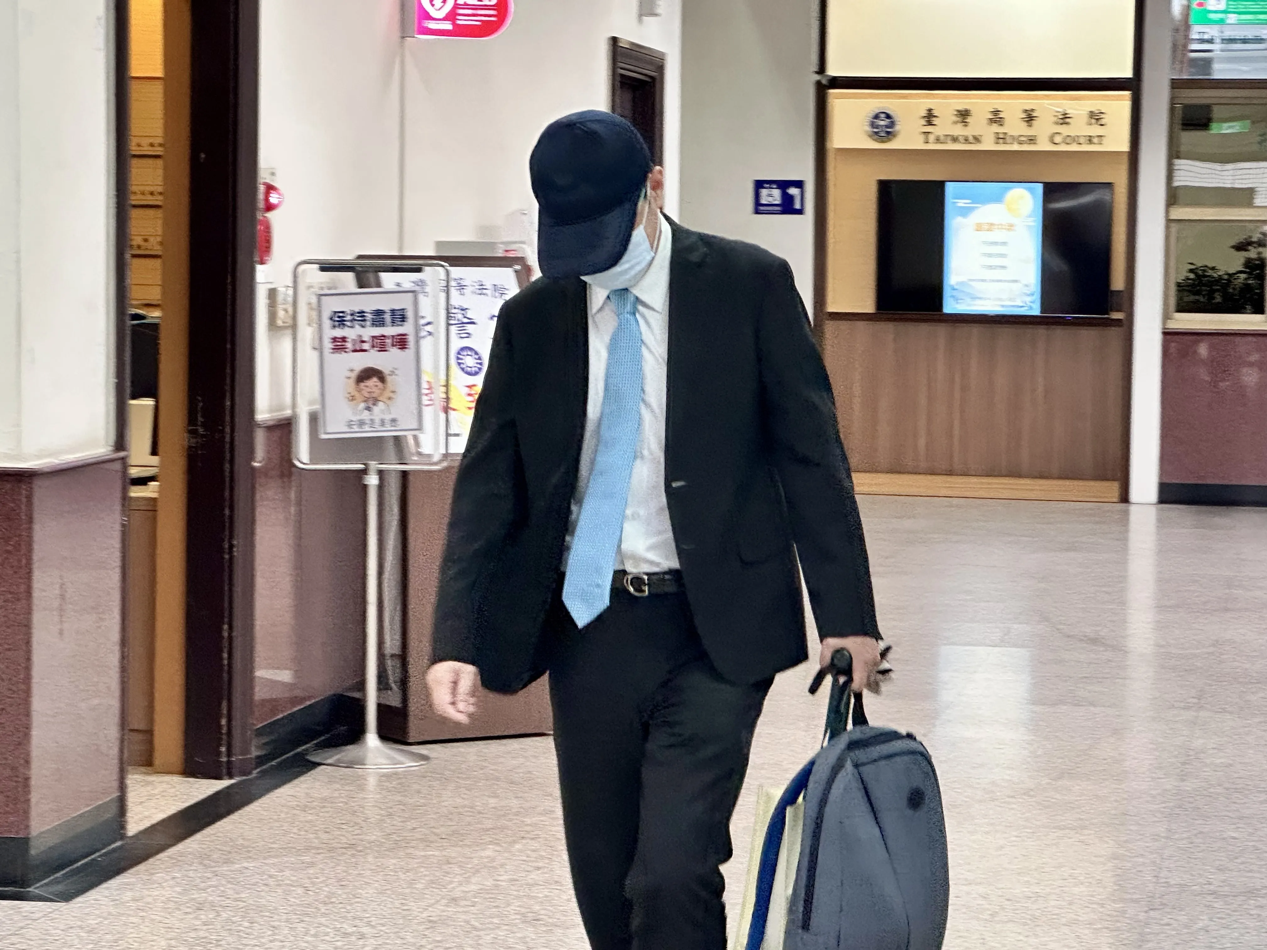 柯文哲的會計師端木正二審認罪，請求解除防逃科技監控並與柯文哲等被告分離審理。