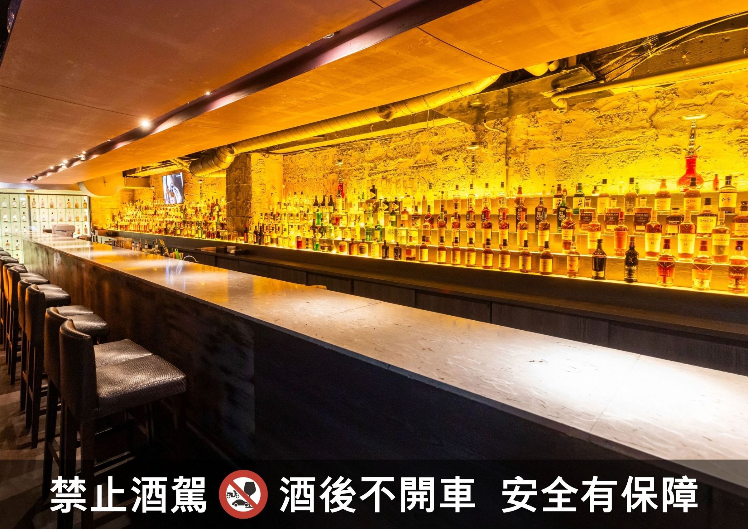12呎長的吧台搭配燈光,營造浪漫氛圍感。(異塵提供)