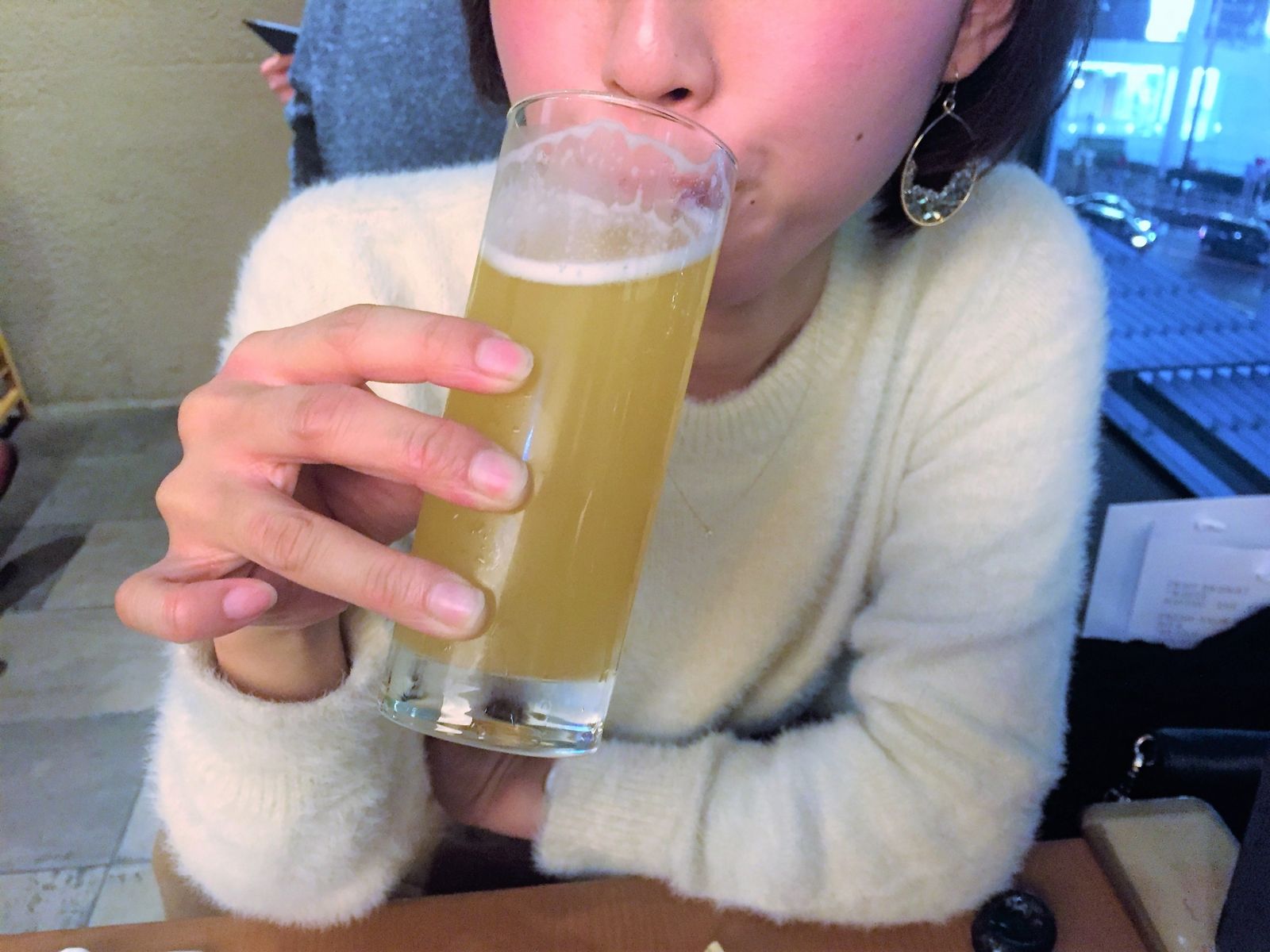 女同學硬要酒駕！男大生「抱緊處理」挨告猥褻不成立　法官改判「這罪」