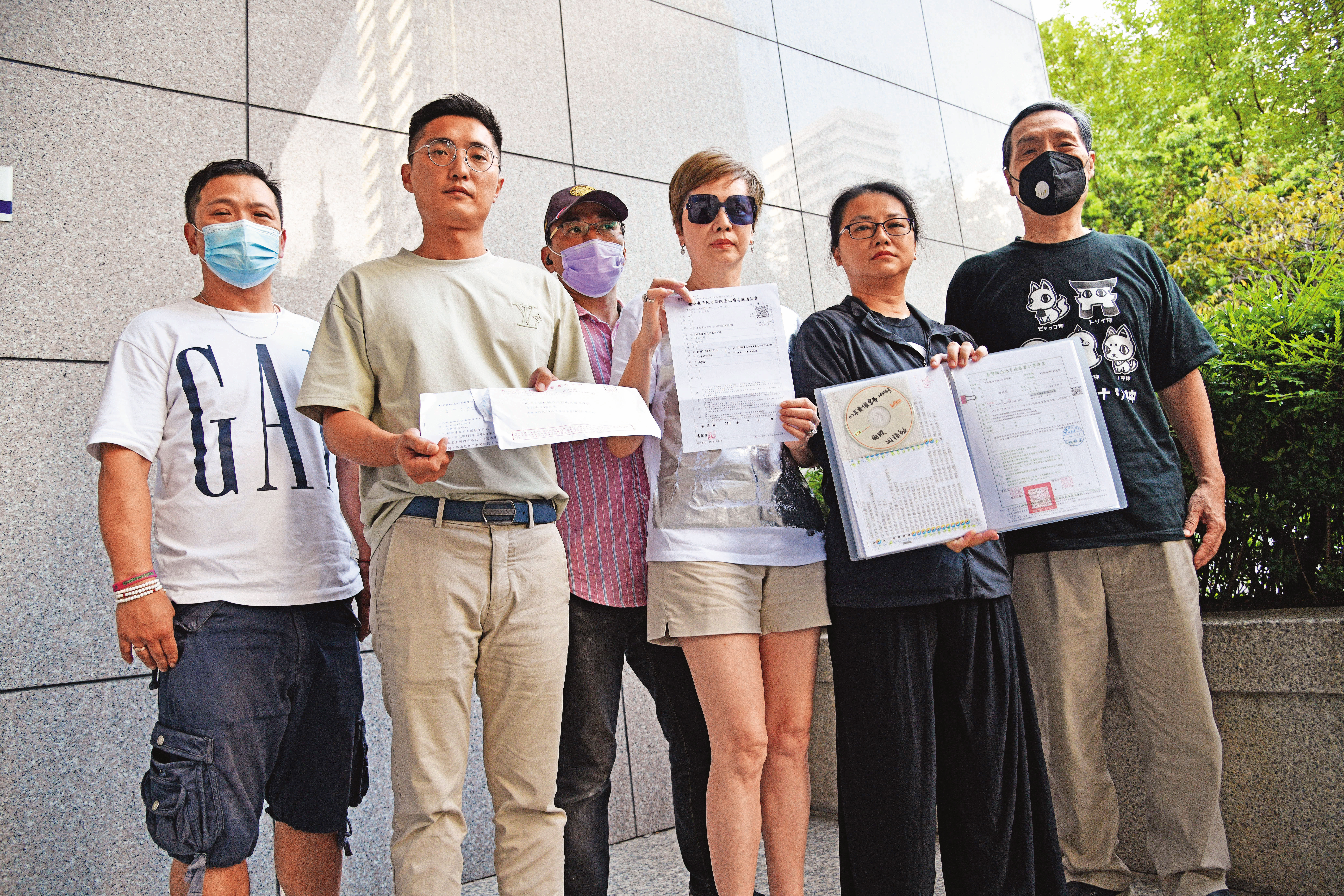 資深藝人熊海靈（右3）等多位韓粉直播主，出面控訴高鈞鈞的惡行。