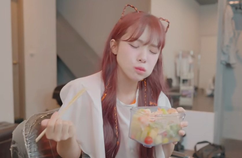 李多慧經常會準備沙拉,方便跑行程時能維持飲食控制。(翻攝YouTube@이다혜 李多慧)