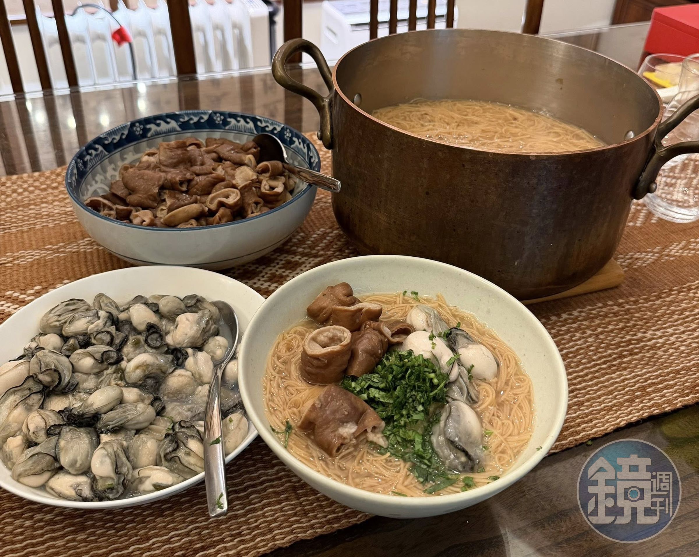 自家煮的大腸蚵仔麵線,配料豐富得不得了,麵線也沒沾底,非常好吃。
