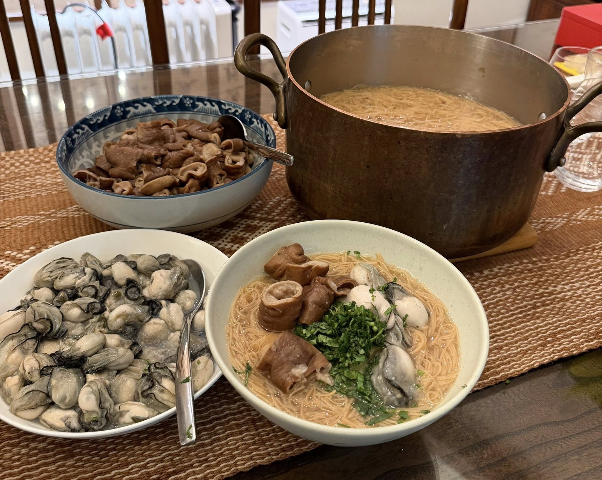 自家煮的大腸蚵仔麵線，配料豐富得不得了，麵線也沒沾底，非常好吃。