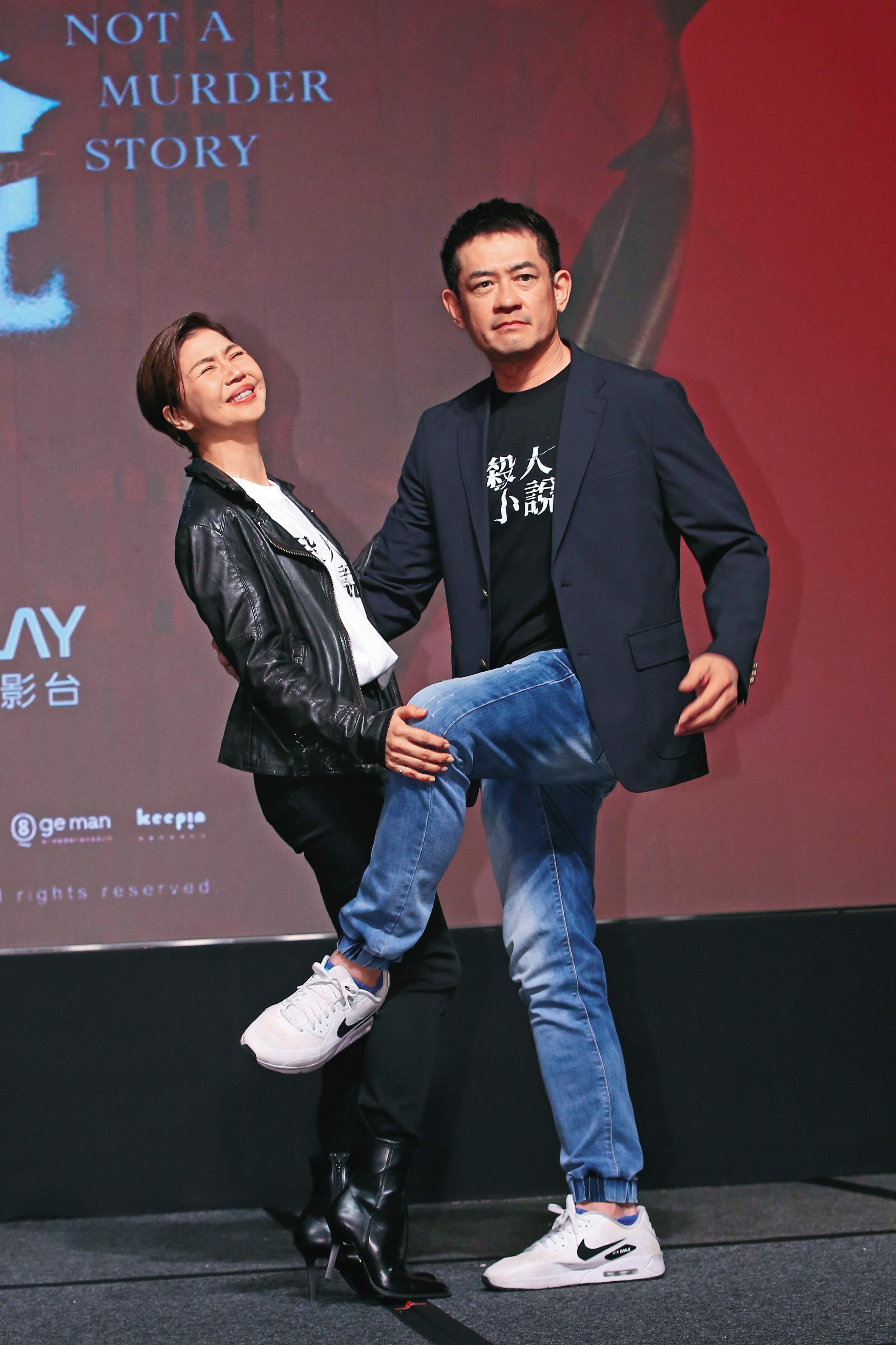 藍、綠、白三黨學學于子育（左）、柯叔元（右），「抱大腿」對政客應該很會吧？