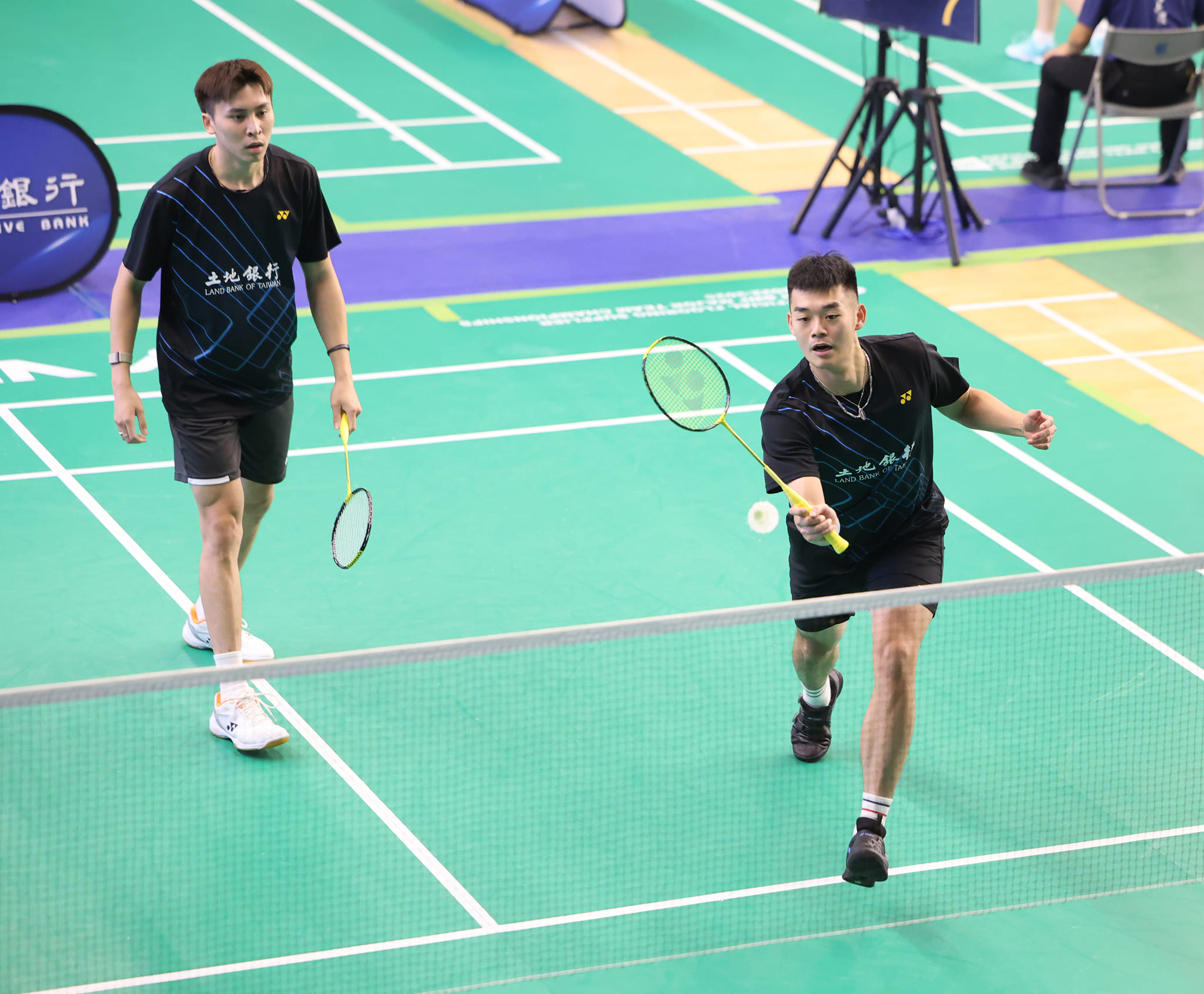 王齊麟（右）與邱相榤搭檔，今出戰日本公開賽，首戰以直落二勝出。（翻攝自王齊麟臉書）