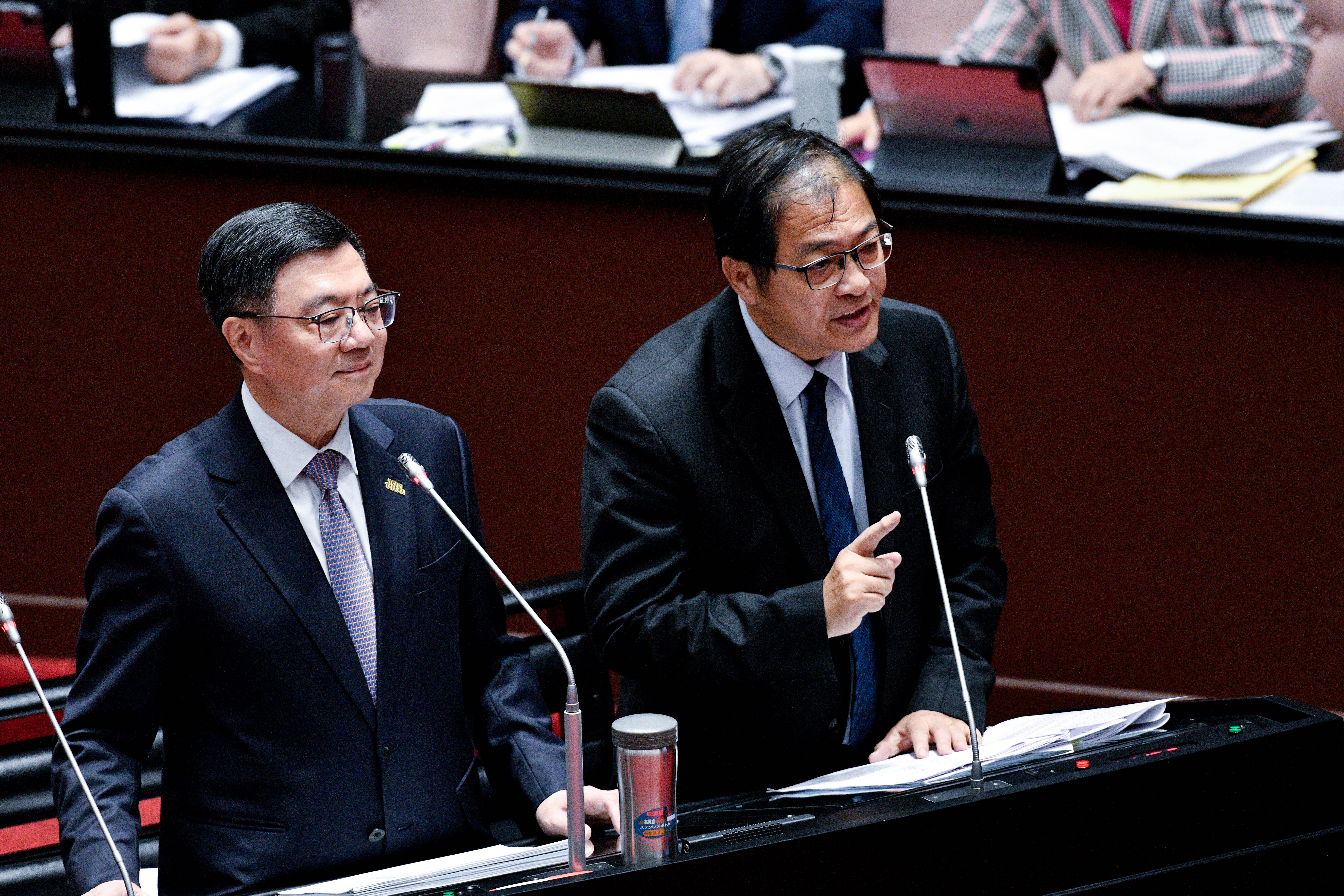 法務部長鄭銘謙（右）表示，針對凌虐未滿7歲兒童致死的行為，正研議比照特別殺人罪，加重刑度至無期徒刑、死刑。（本刊資料照）