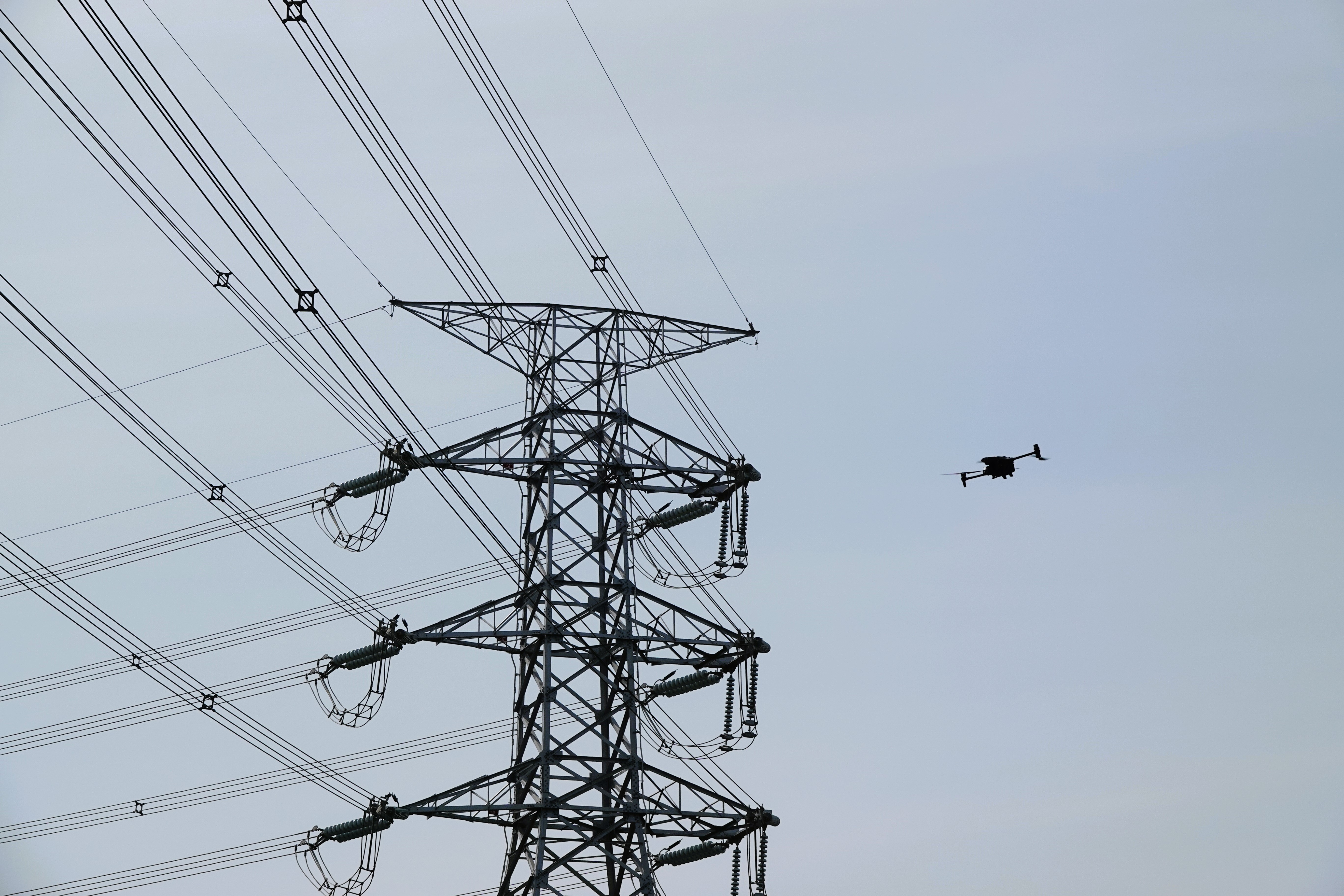 亞泥子公司嘉惠電力，率先導入以5G∕AI識別技術為基礎的無人機自動巡檢方案，提升電塔巡檢速度和精確度，有效降低人員執行高空作業風險。（嘉惠電力提供）