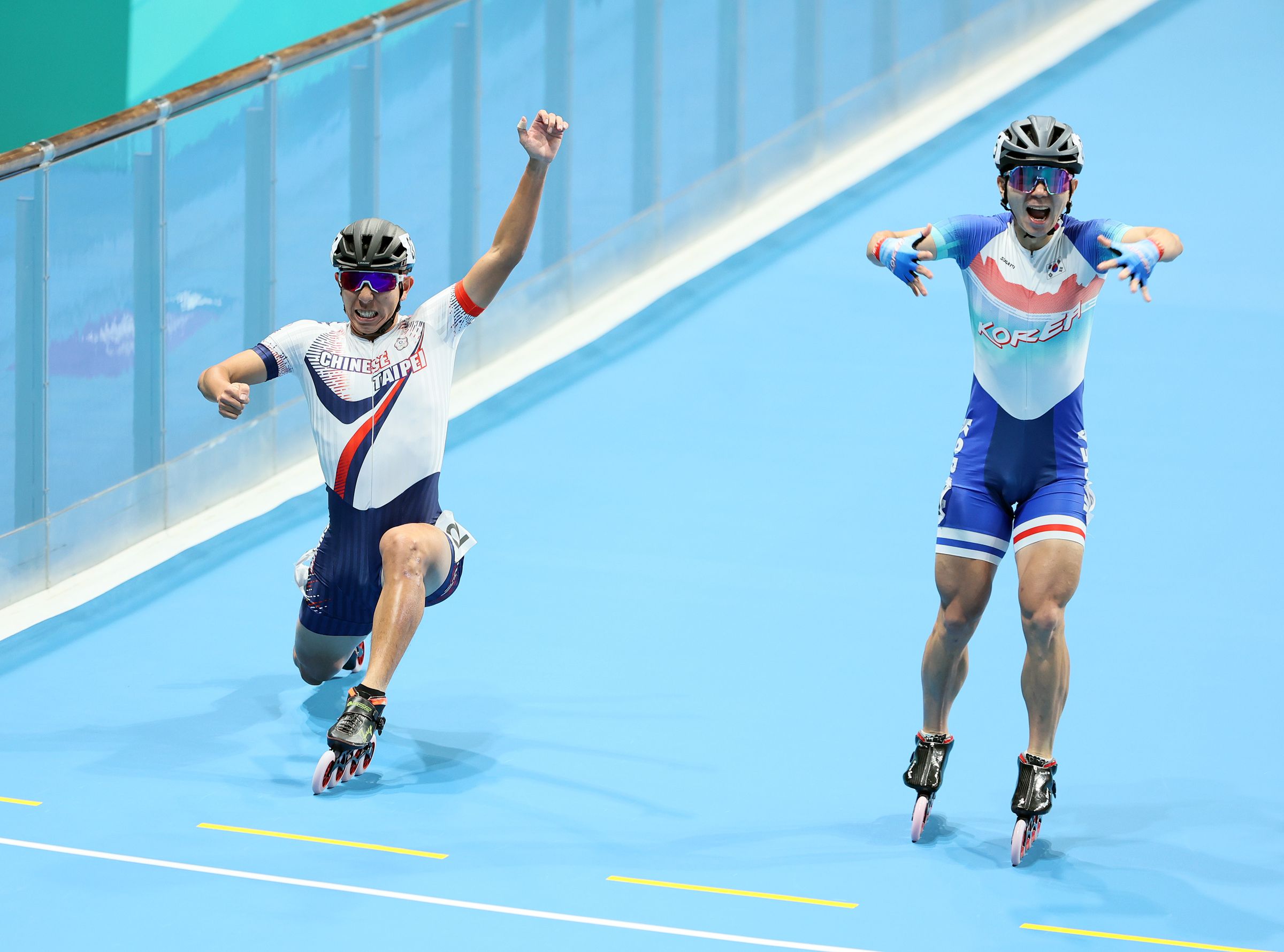 台灣於滑輪項目競速溜冰男子3000公尺接力以0.01秒險勝南韓。(中華奧委會提供)