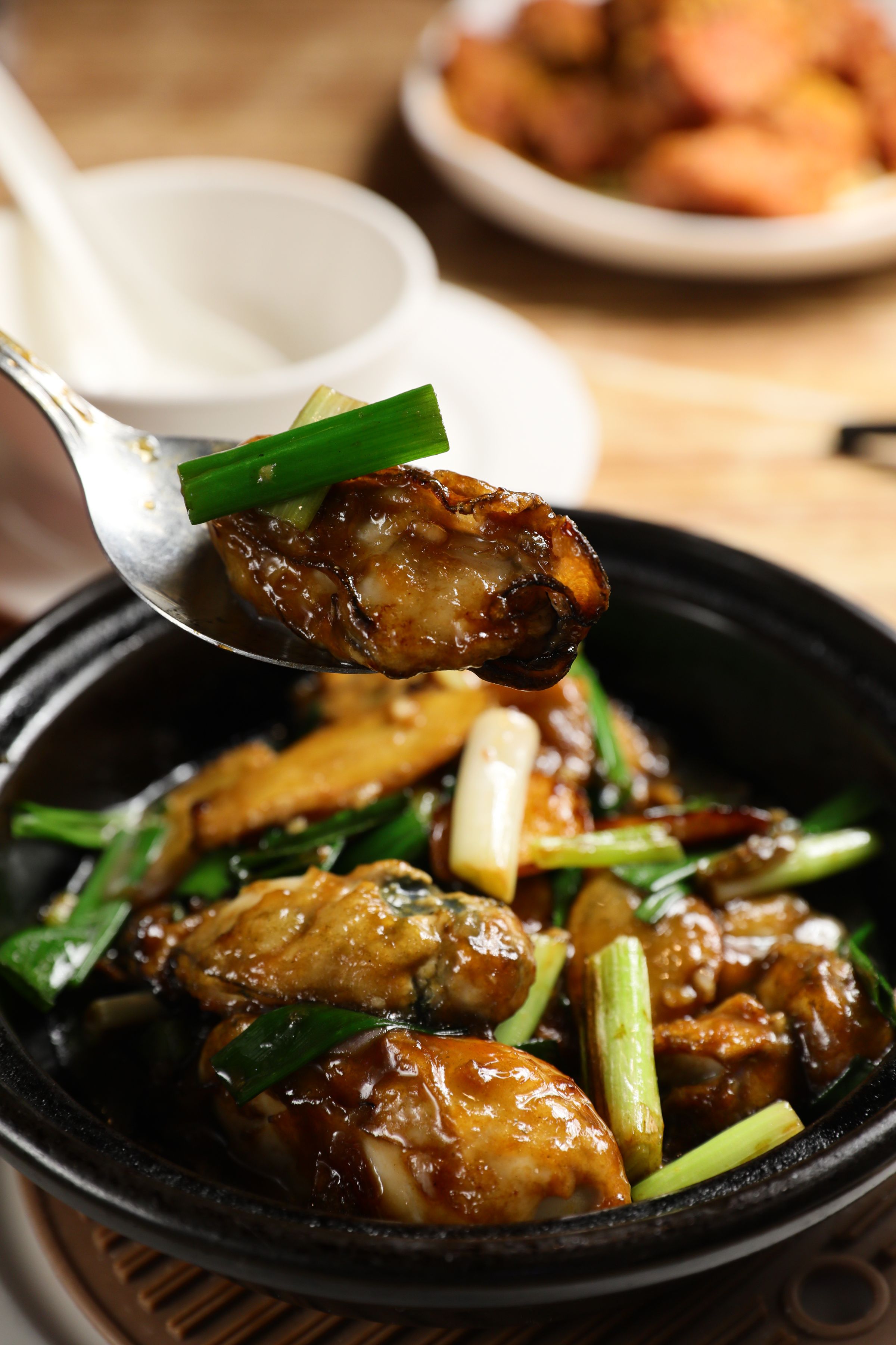 香氣逼人的「薑蔥桶蠔煲」，蠔肉大隻軟嫩，醬汁很下飯。（時價，圖中約港幣300元）