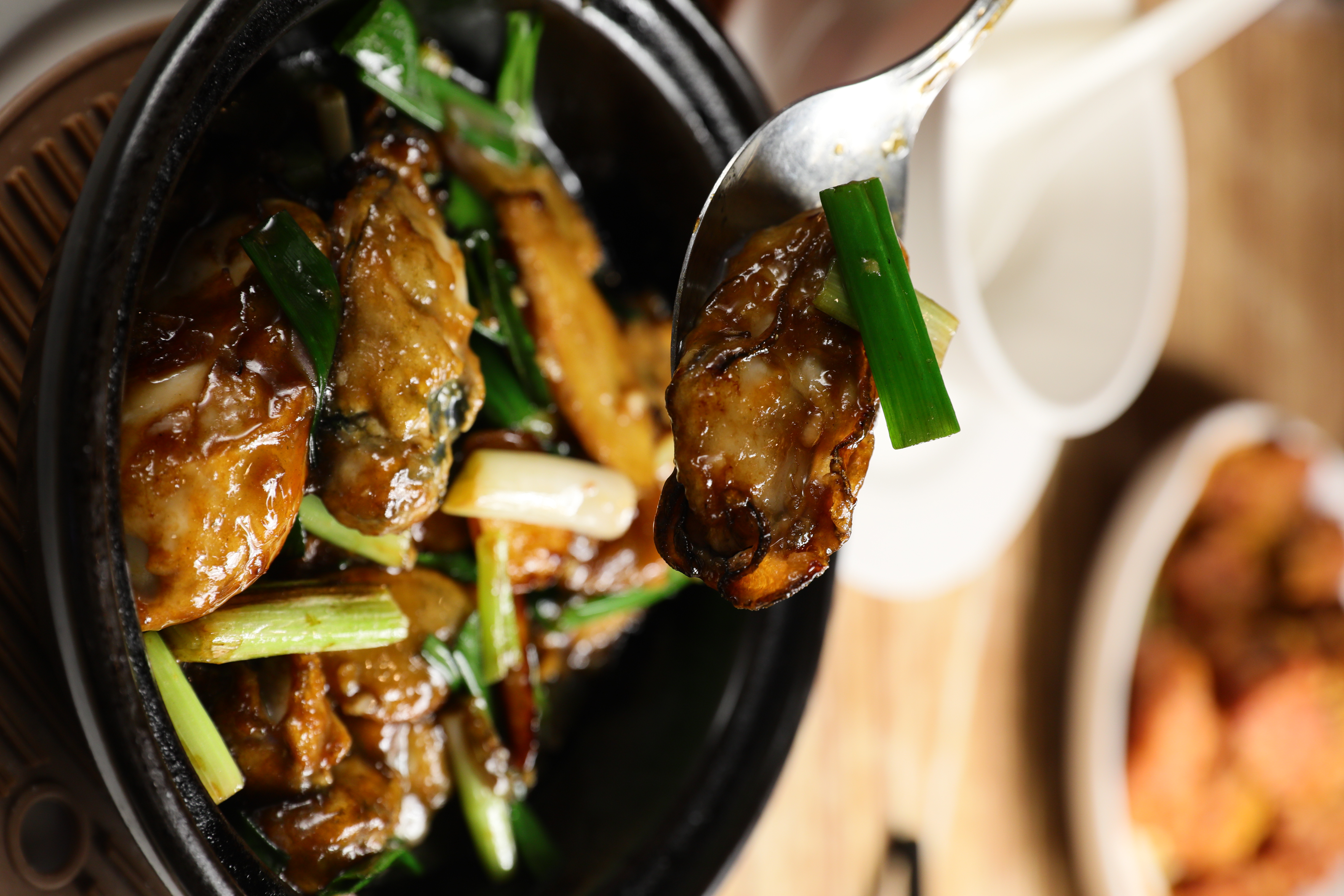 香氣逼人的「薑蔥桶蠔煲」，蠔肉大隻軟嫩，醬汁很下飯。（時價，圖中約港幣300元）