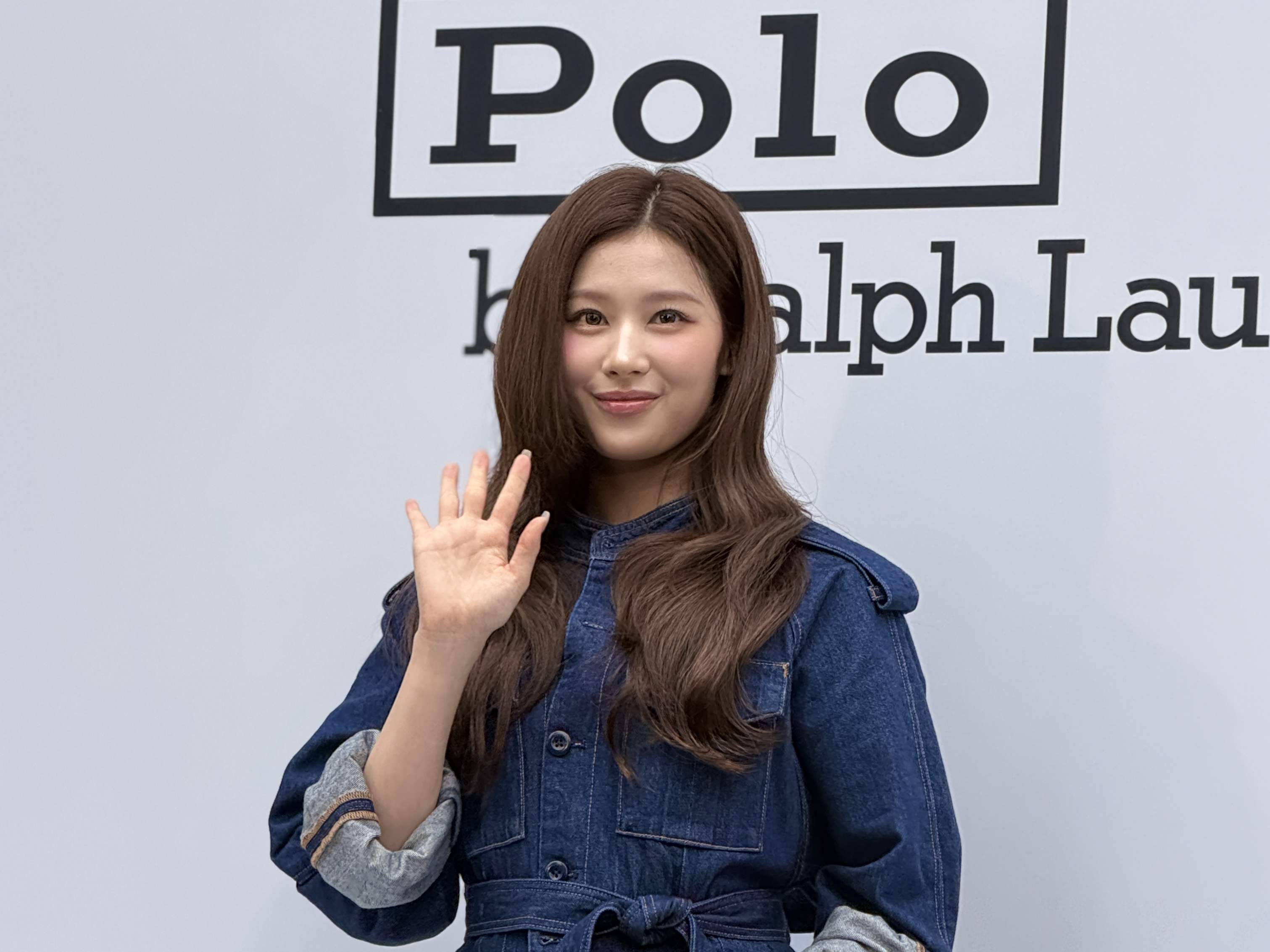 Sana的現身充滿優雅氣質。