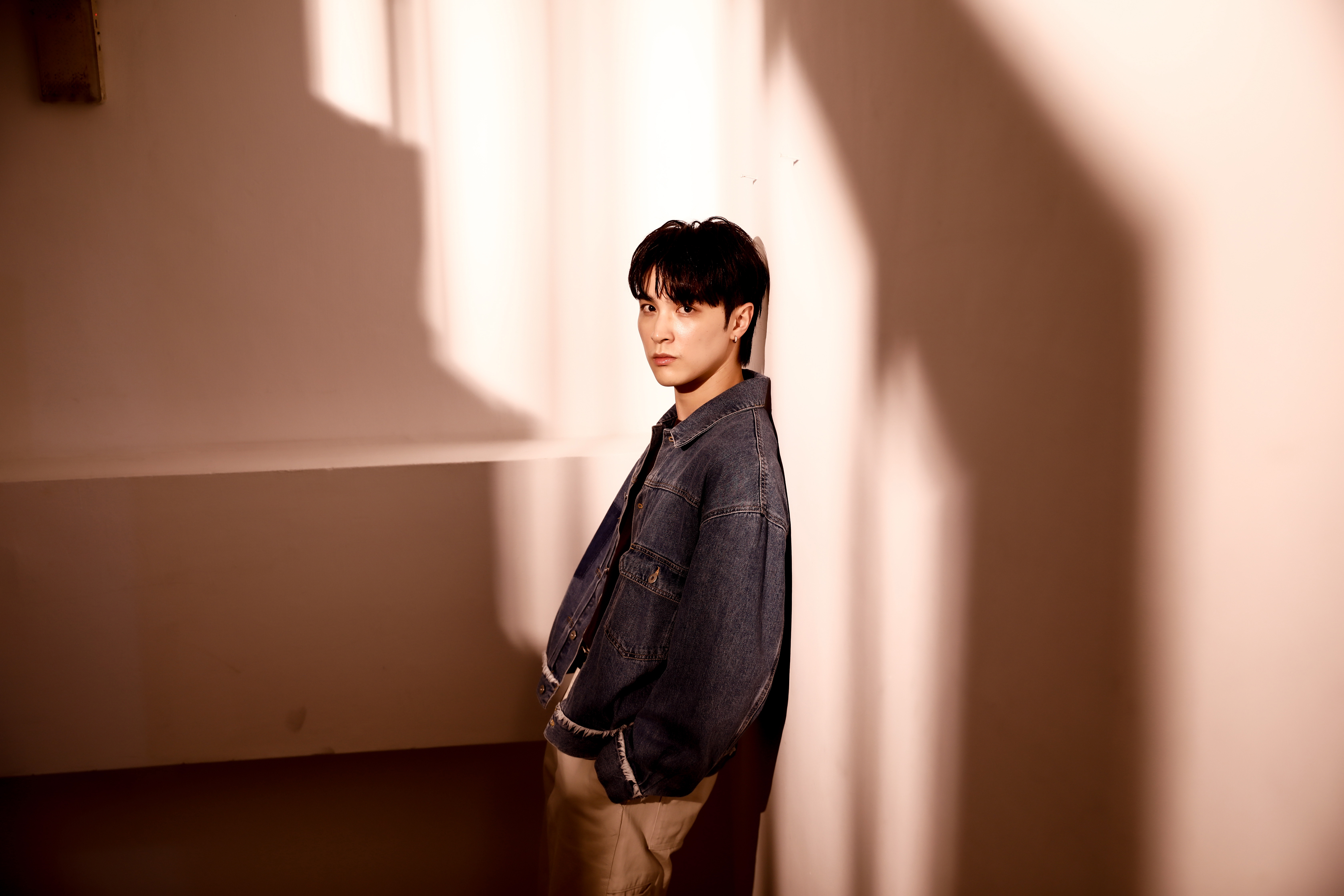 林宇留學歸國，會說3國語言的他從上班族毅然轉型，成為一名演員。