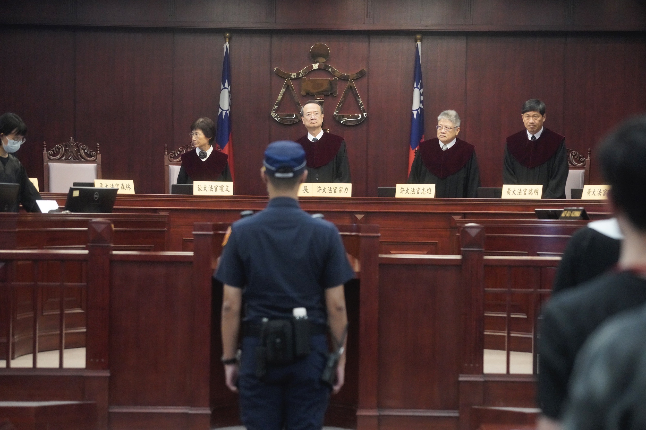 大法官在死刑判決中論述限縮死刑適用時提及特殊無期徒刑可取代死刑。