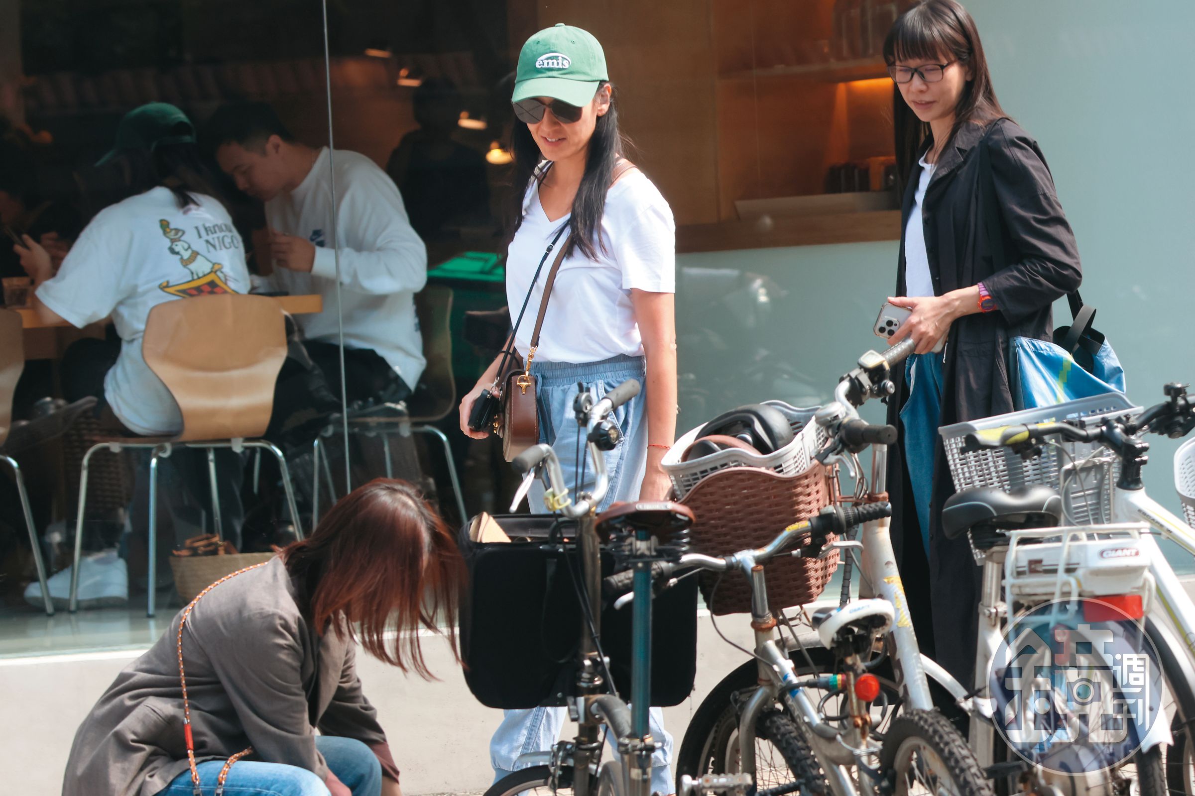 10/16，13:01，友人解鎖停放在店外的小摺（自行車），林熙蕾（中）竟看得十分投入，似乎對騎小摺出門甚有興趣。