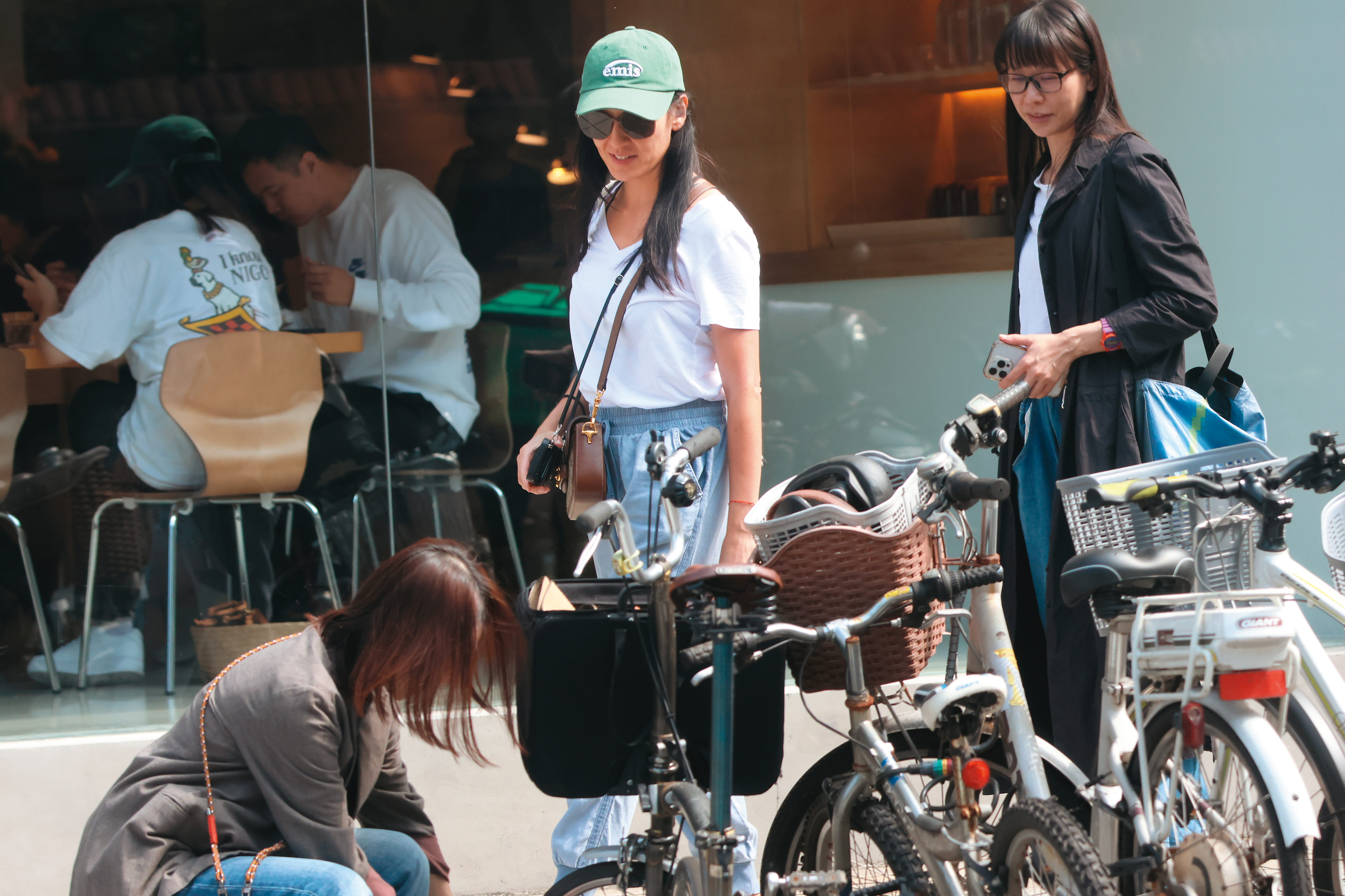 10/16，13:01，友人解鎖停放在店外的小摺（自行車），林熙蕾（中）竟看得十分投入，似乎對騎小摺出門甚有興趣。