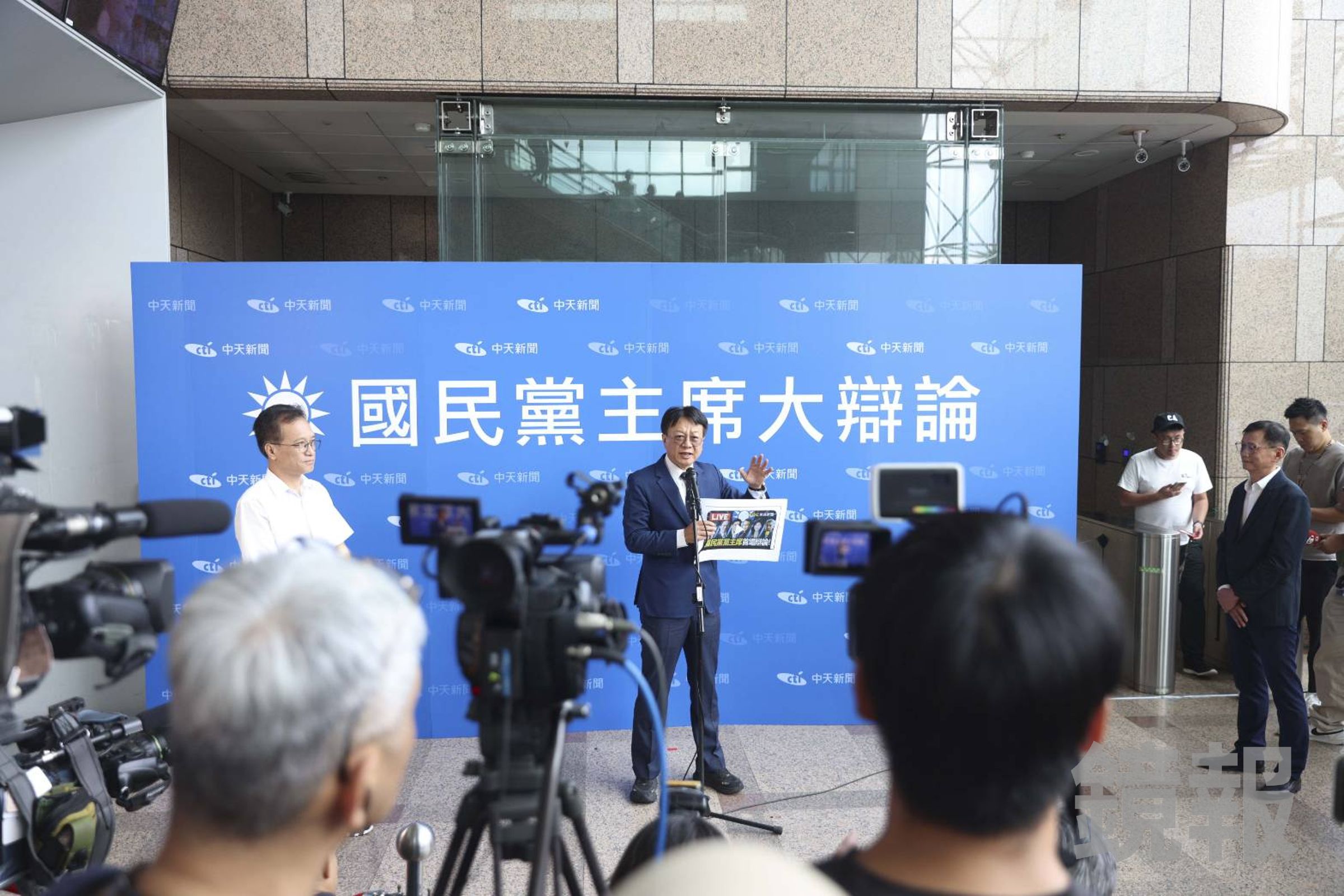 卓伯源痛批中天，「不要臉！意圖使人不當選」。（鏡報劉耀勻攝）