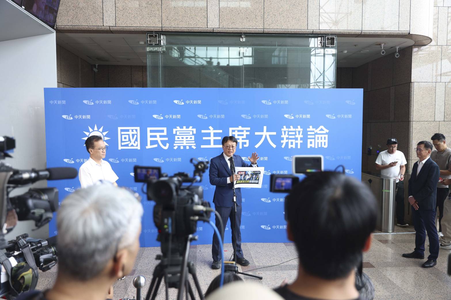 卓伯源痛批中天，「不要臉！意圖使人不當選」。（鏡報劉耀勻攝）